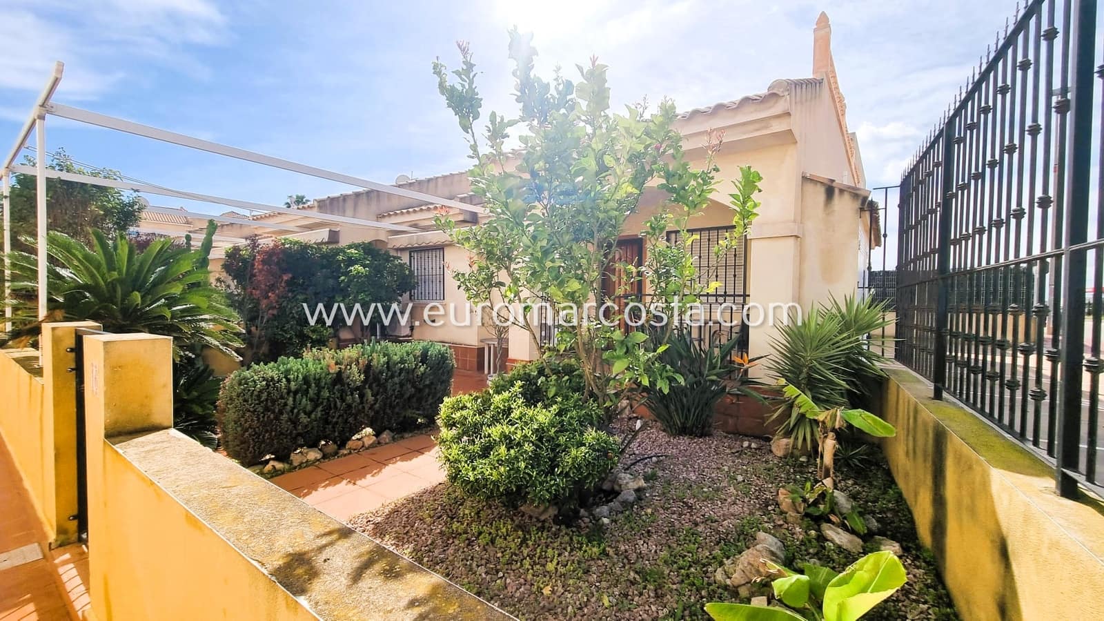 3 chambre Villa/Maison Semi-Mitoyenne à vendre à Guardamar del Segura avec piscine garage - 199 000 € (Ref: 10167292)