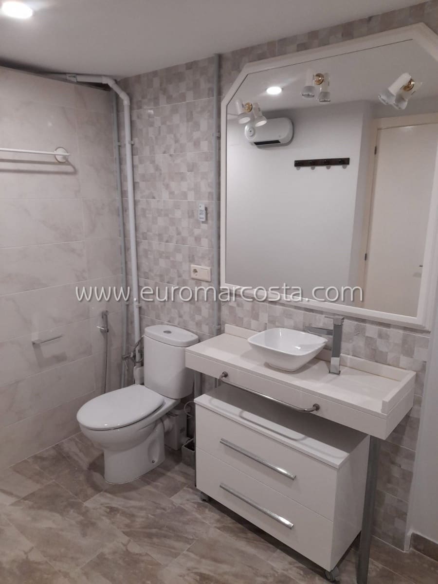 4 chambre Villa/Maison Mitoyenne à vendre à Torrevieja avec piscine garage - 385 000 € (Ref: 7921845)