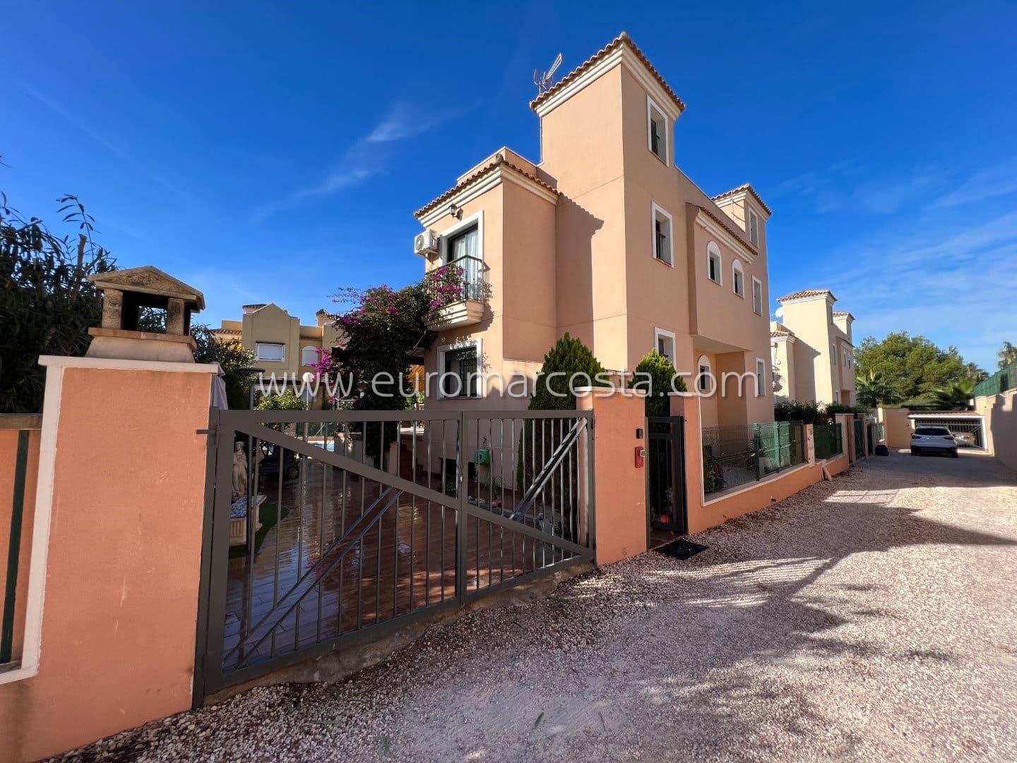 4 chambre Villa/Maison Mitoyenne à vendre à Torrevieja avec piscine garage - 385 000 € (Ref: 7921845)