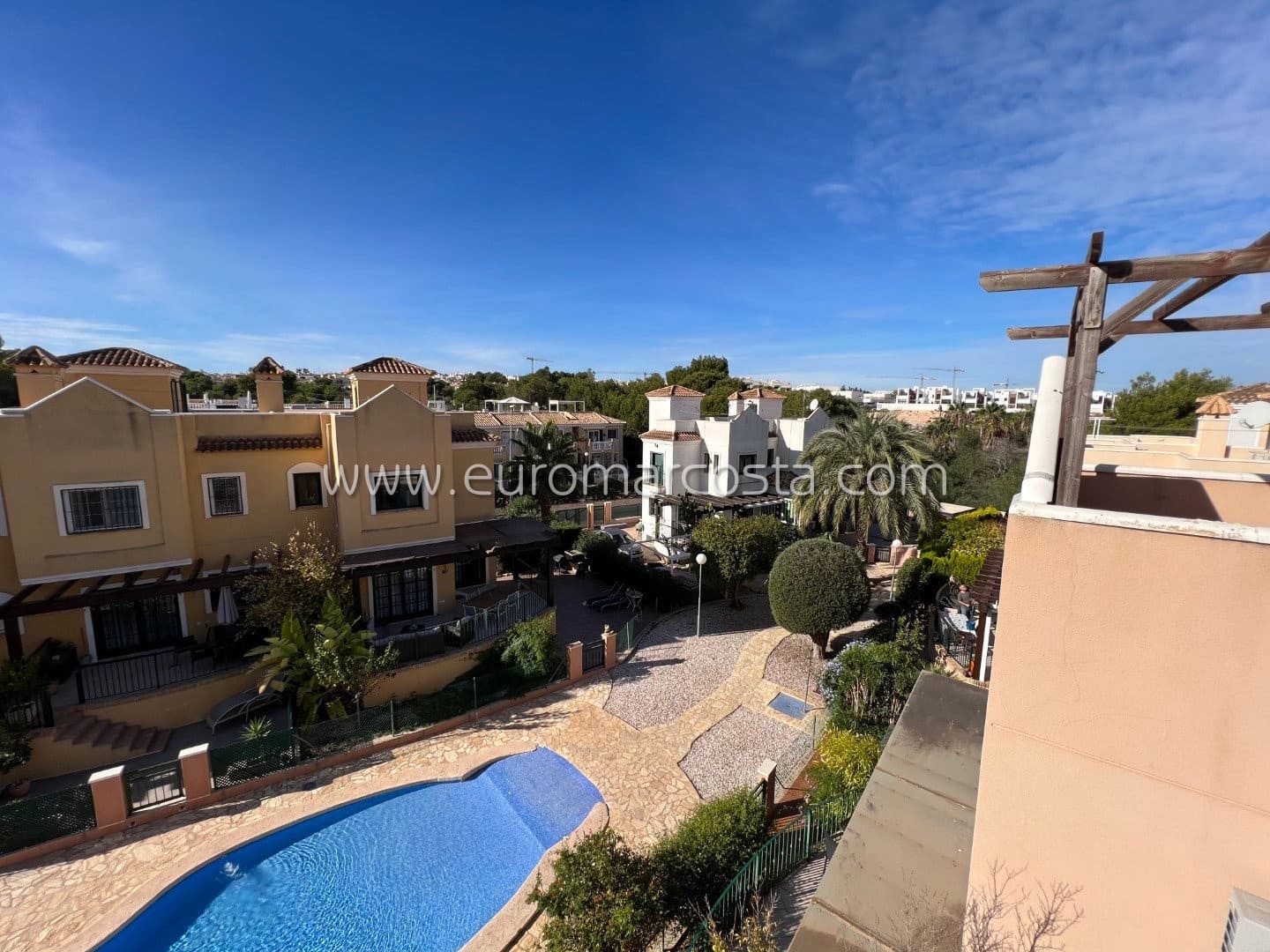 4 chambre Villa/Maison Mitoyenne à vendre à Torrevieja avec piscine garage - 385 000 € (Ref: 7921845)