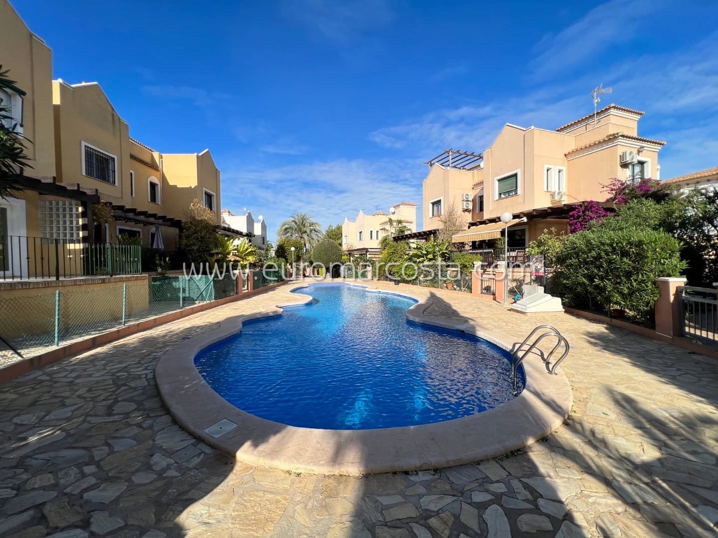 4 chambre Villa/Maison Mitoyenne à vendre à Torrevieja avec piscine garage - 385 000 € (Ref: 7921845)
