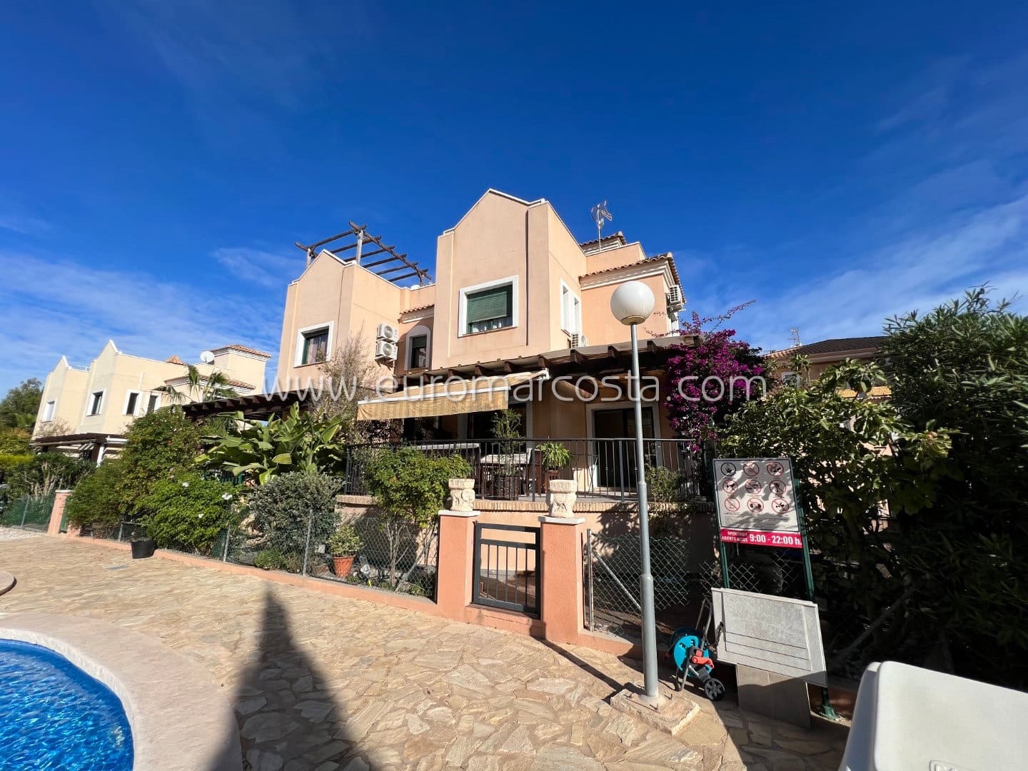 4 chambre Villa/Maison Mitoyenne à vendre à Torrevieja avec piscine garage - 385 000 € (Ref: 7921845)