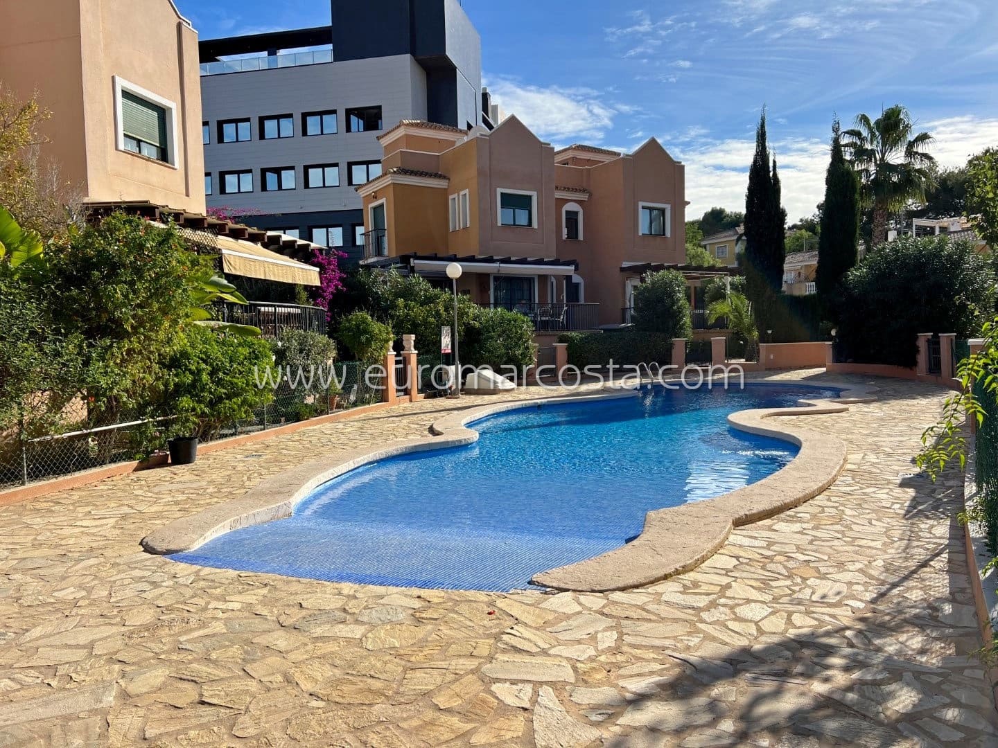 4 chambre Villa/Maison Mitoyenne à vendre à Torrevieja avec piscine garage - 385 000 € (Ref: 7921845)