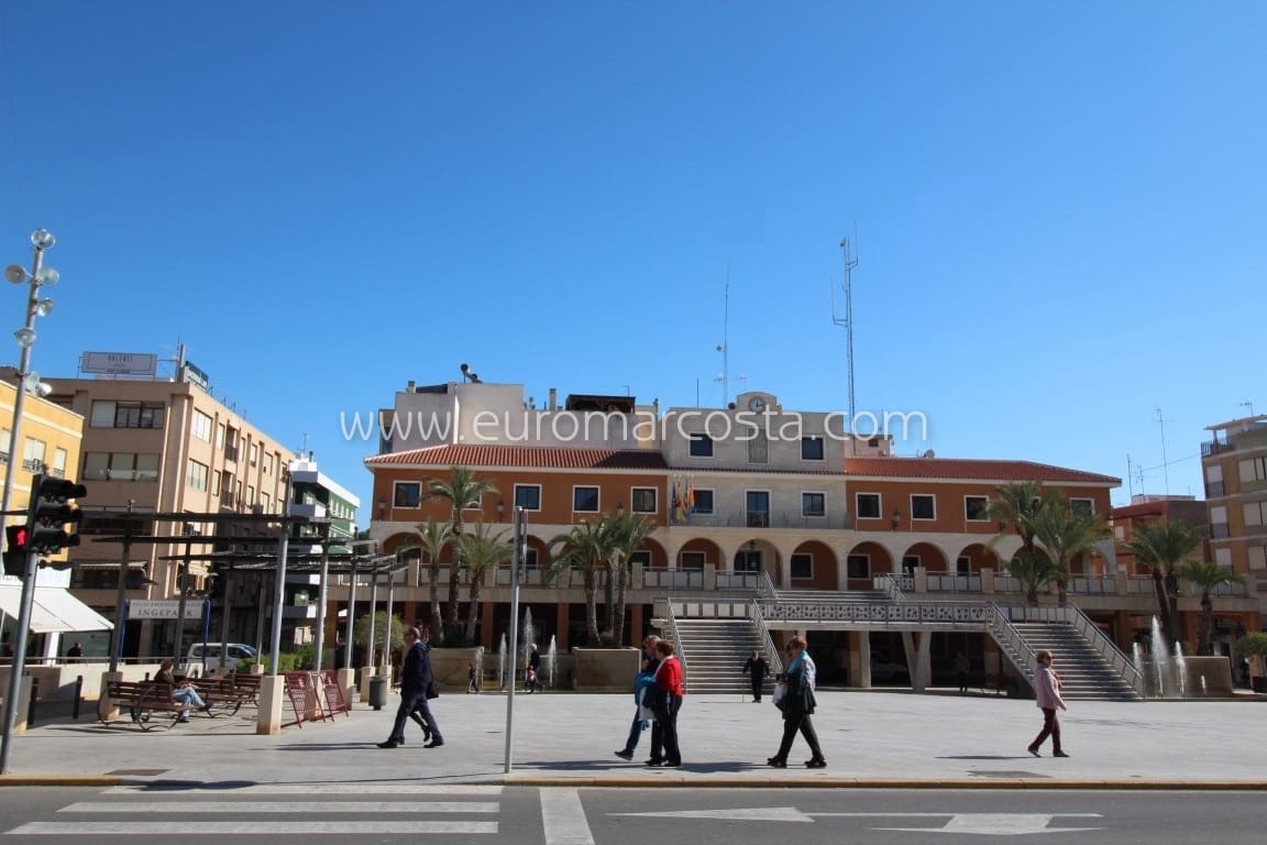 2 bedroom Apartment for sale in Guardamar del Segura with pool - € 250,000 (Ref: 8541364)