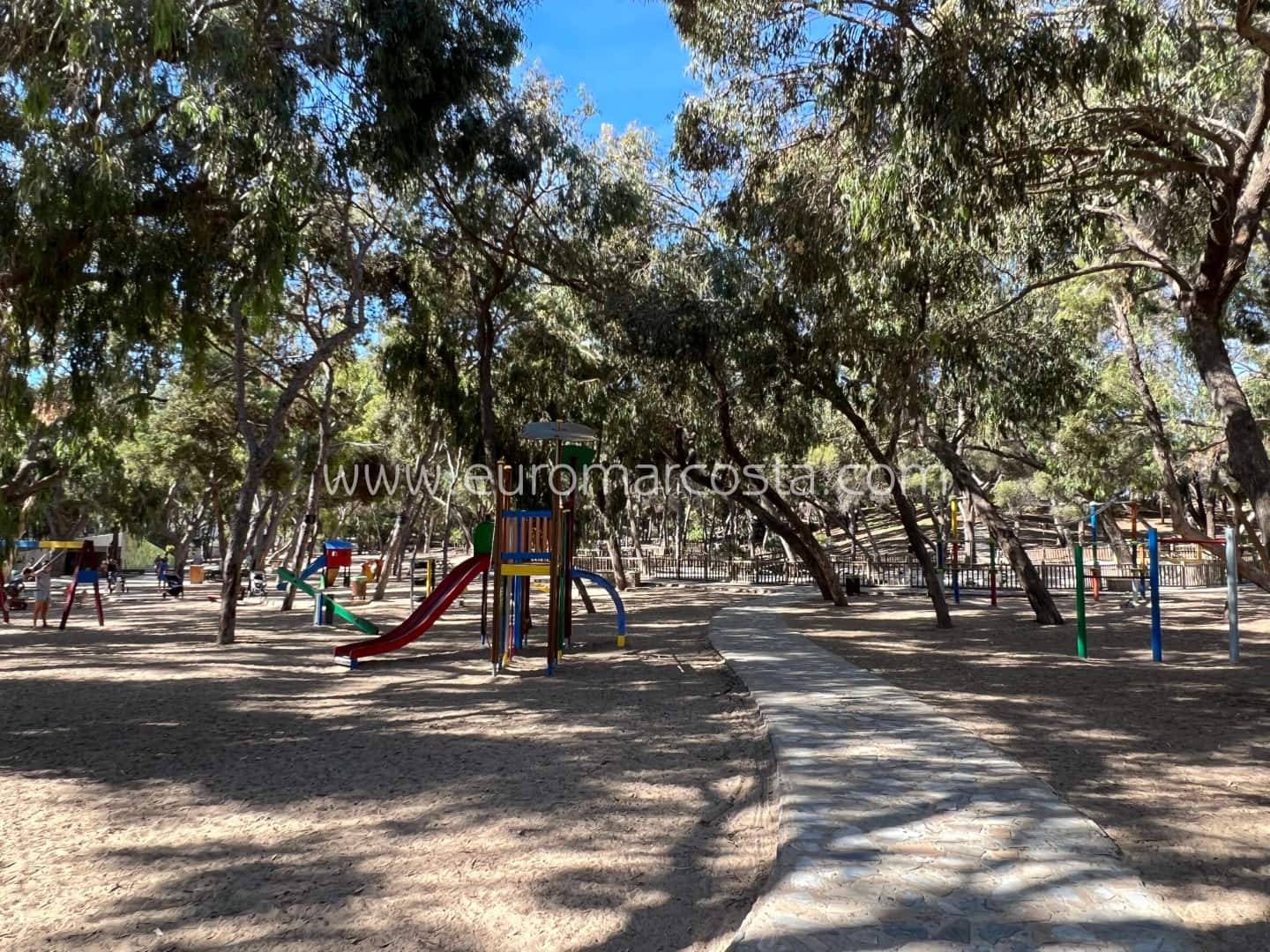 2 bedroom Apartment for sale in Guardamar del Segura with pool - € 250,000 (Ref: 8541364)