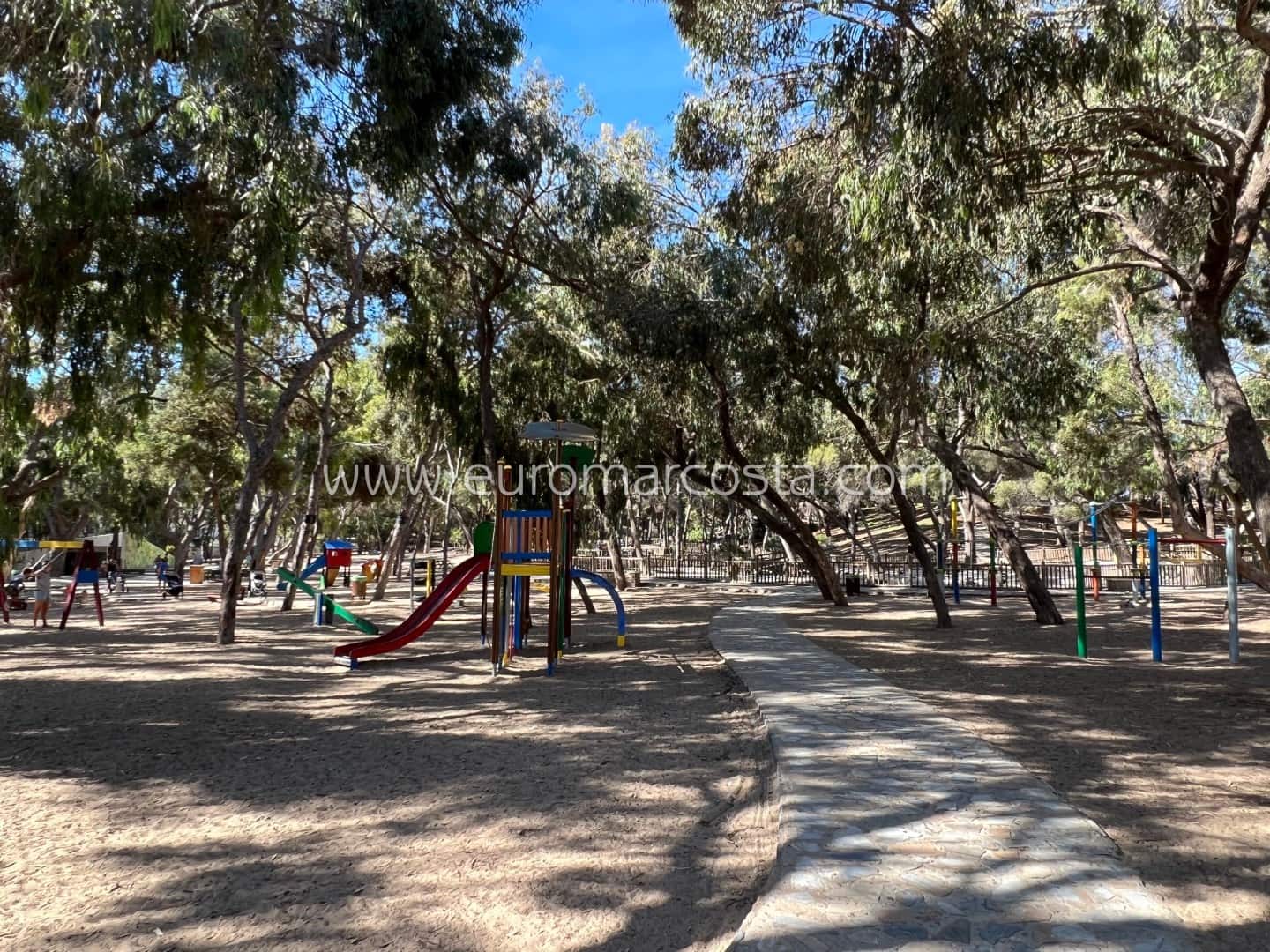 4 soveværelse Bungalow til salg i Guardamar del Segura med swimmingpool garage - € 360.000 (Ref: 8728327)