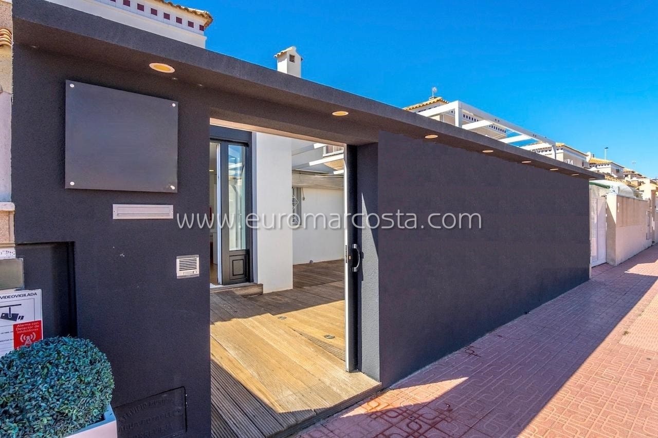3 sovrum Radhus till salu i Torrevieja med pool - 255 000 € (Ref: 8734679)