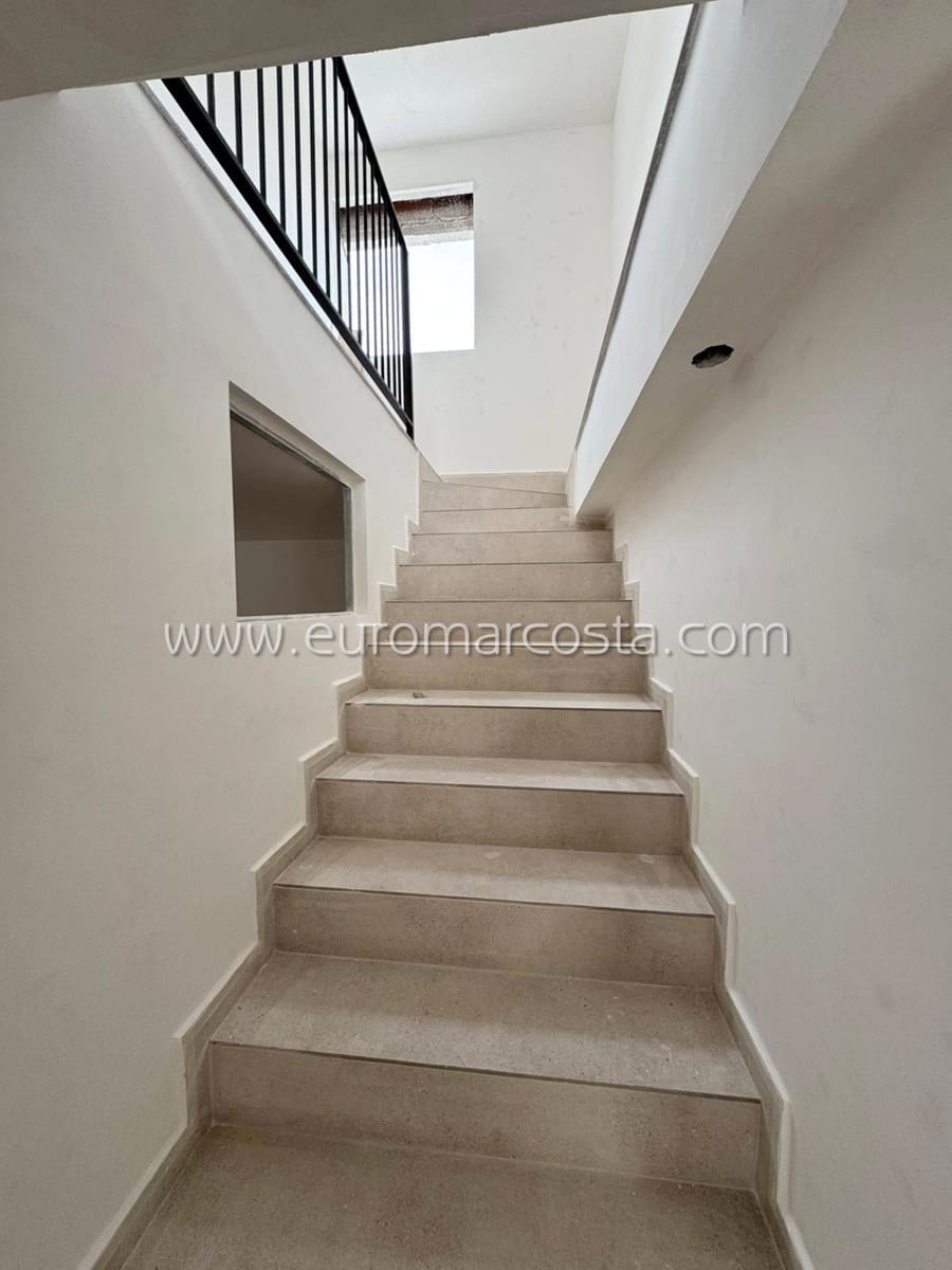 5 bedroom Villa for sale in Fortuna with pool garage - € 333,000 (Ref: 8754105)