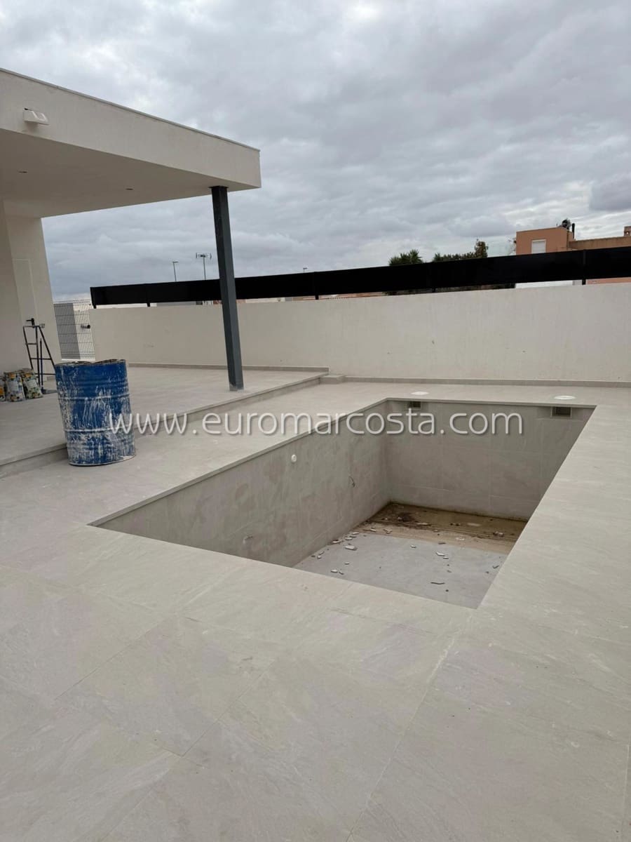 5 bedroom Villa for sale in Fortuna with pool garage - € 333,000 (Ref: 8754105)