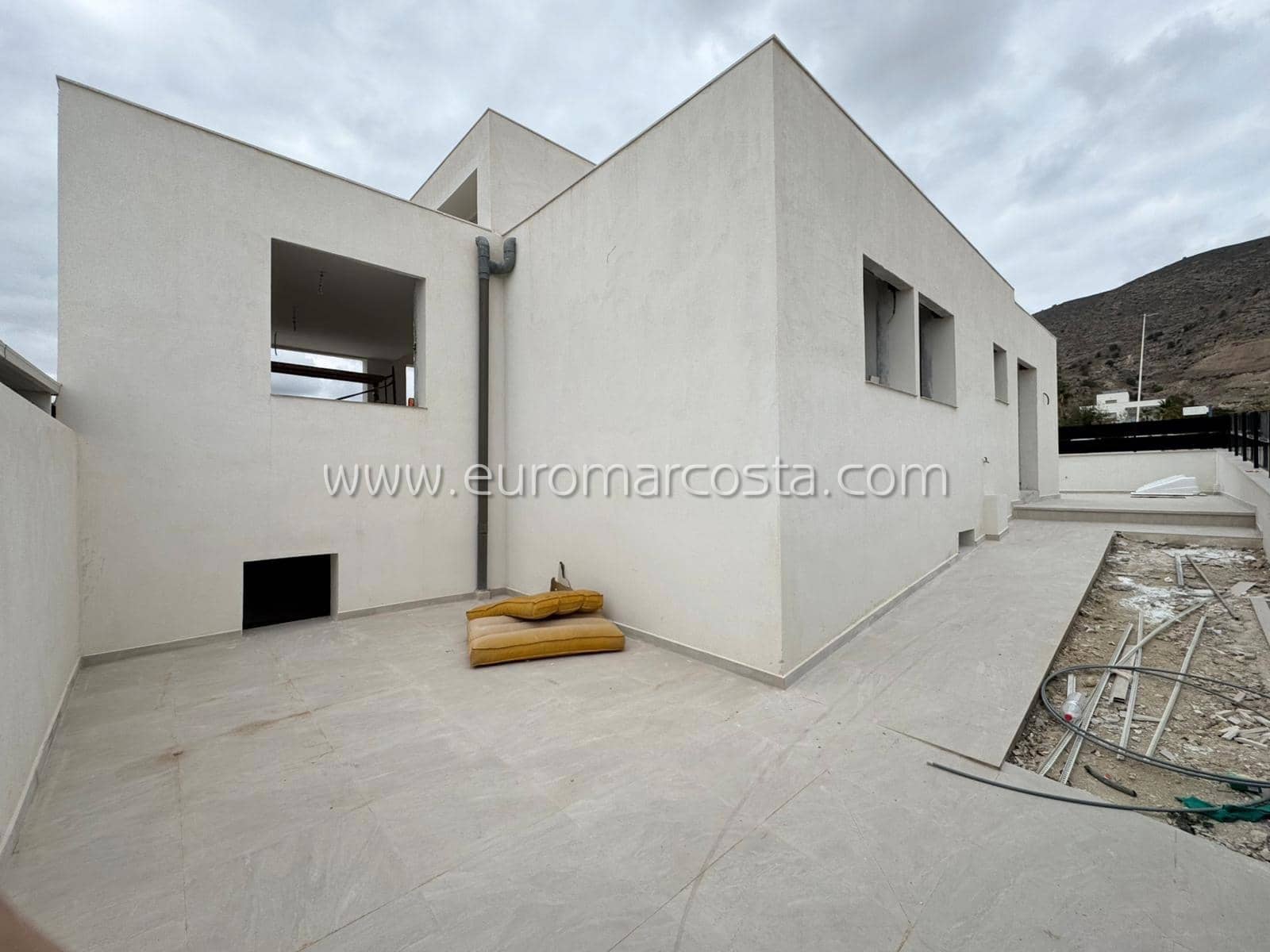 5 bedroom Villa for sale in Fortuna with pool garage - € 333,000 (Ref: 8754105)