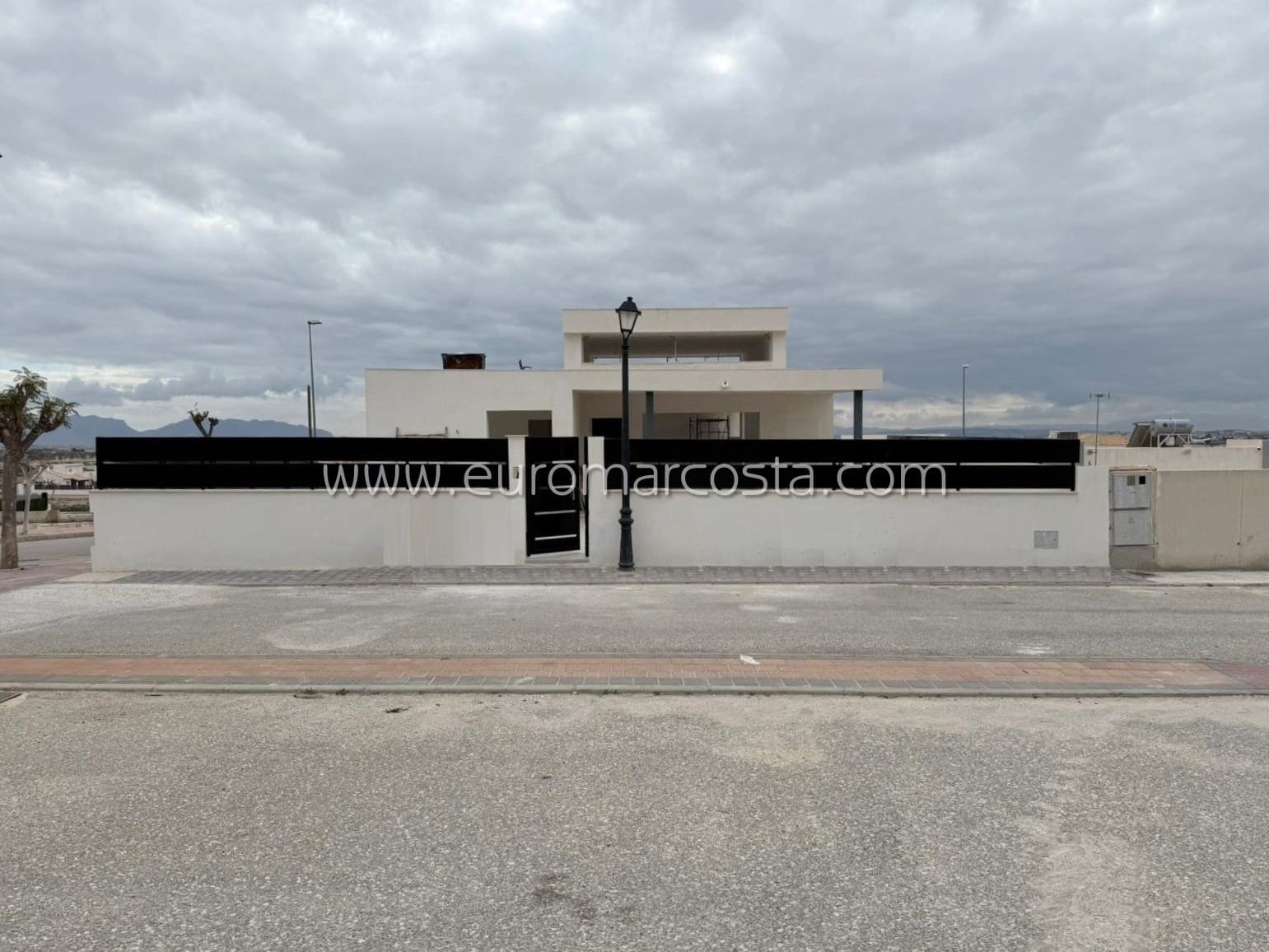 5 bedroom Villa for sale in Fortuna with pool garage - € 333,000 (Ref: 8754105)