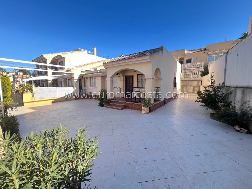 3 soveværelse Villa til salg i Guardamar del Segura med swimmingpool garage - € 248.000 (Ref: 8759472)