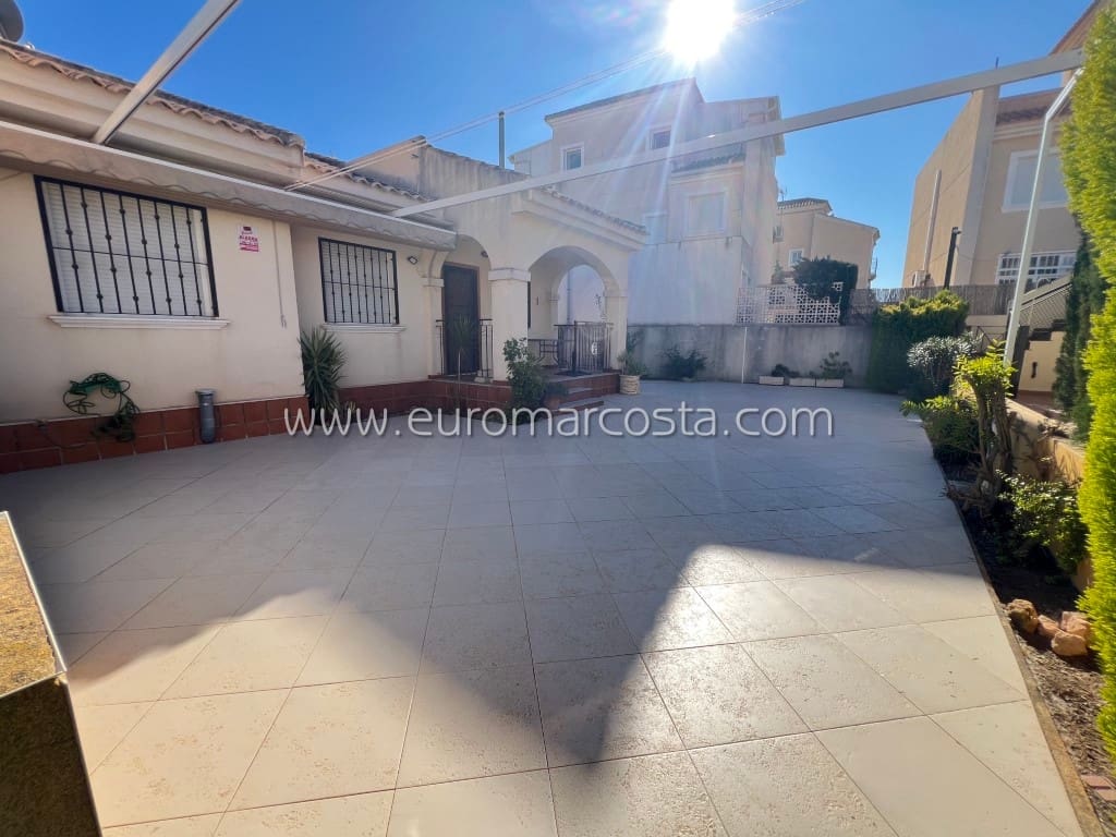 3 soveværelse Villa til salg i Guardamar del Segura med swimmingpool garage - € 248.000 (Ref: 8759472)