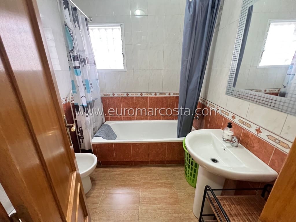 3 soveværelse Villa til salg i Guardamar del Segura med swimmingpool garage - € 248.000 (Ref: 8759472)