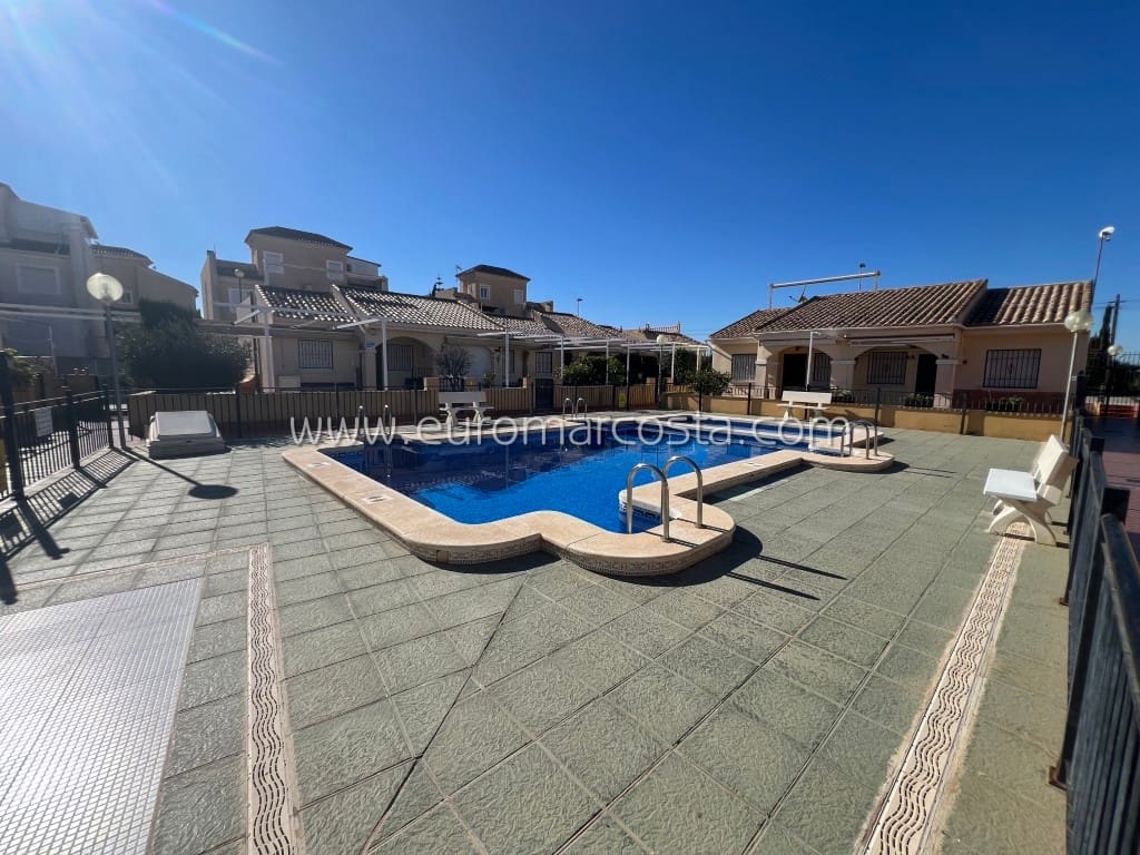 3 soveværelse Villa til salg i Guardamar del Segura med swimmingpool garage - € 248.000 (Ref: 8759472)