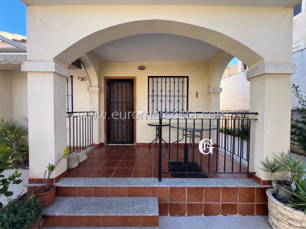 3 soveværelse Villa til salg i Guardamar del Segura med swimmingpool garage - € 248.000 (Ref: 8759472)