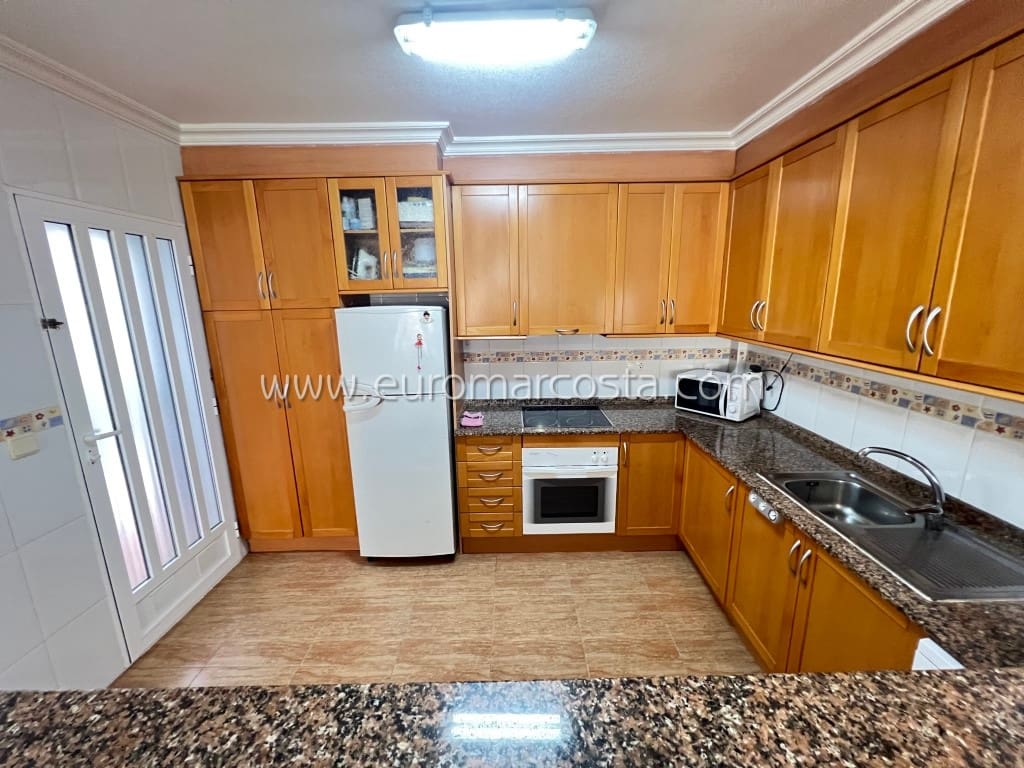 3 soveværelse Villa til salg i Guardamar del Segura med swimmingpool garage - € 248.000 (Ref: 8759472)