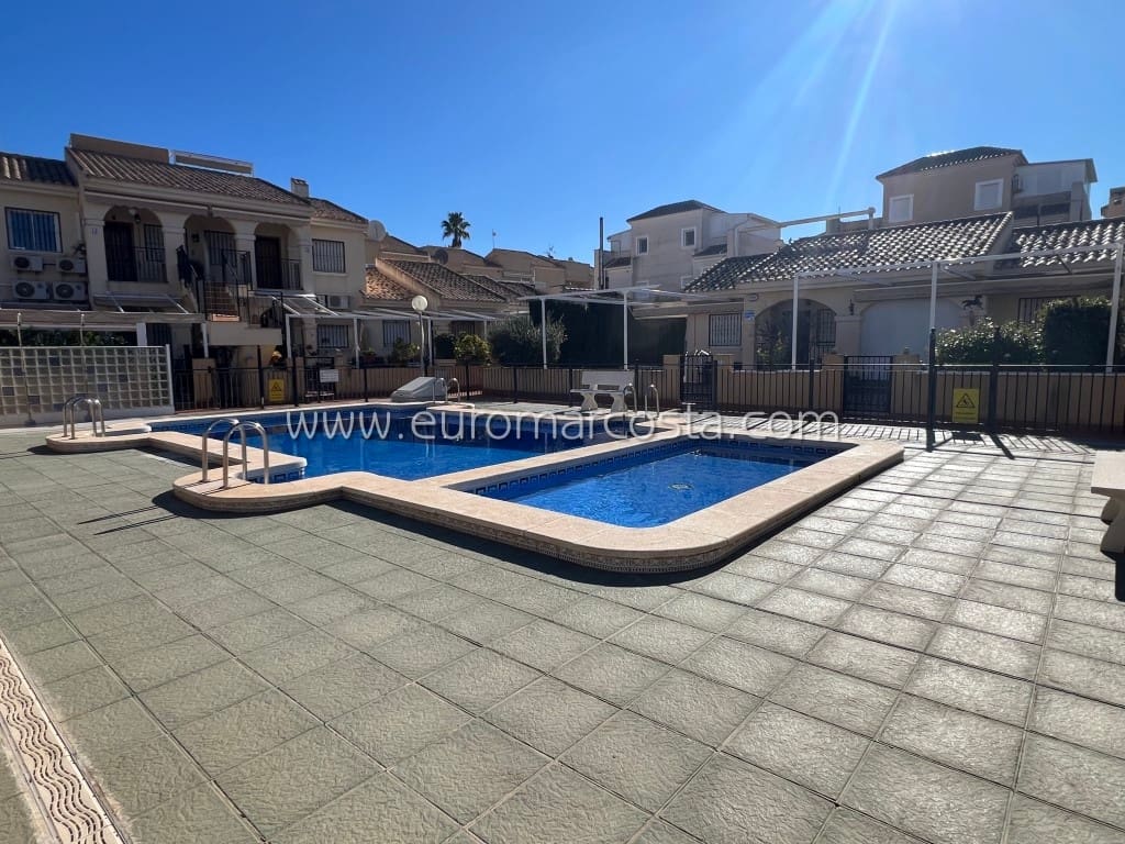 3 soveværelse Villa til salg i Guardamar del Segura med swimmingpool garage - € 248.000 (Ref: 8759472)