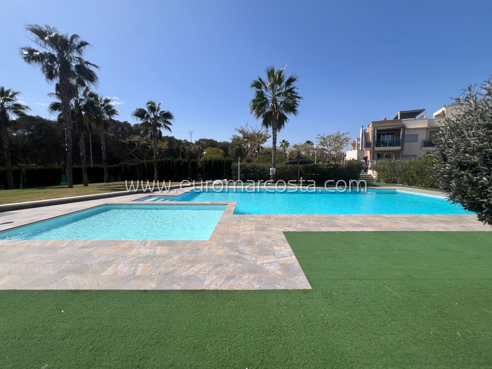 3 soveværelse Bungalow til salg i Guardamar del Segura med swimmingpool - € 228.000 (Ref: 8930748)