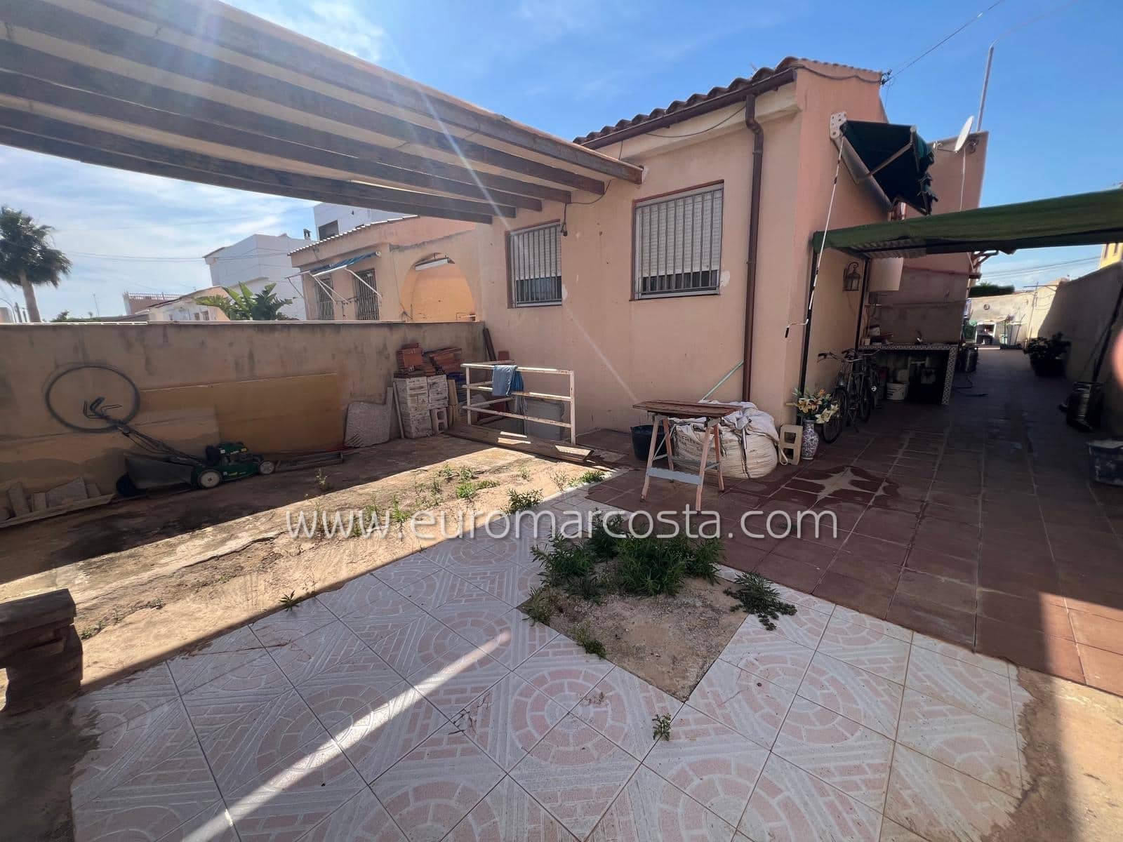 3 quarto Moradia em Banda para venda em Torrevieja com garagem - 175 000 € (Ref: 8993400)