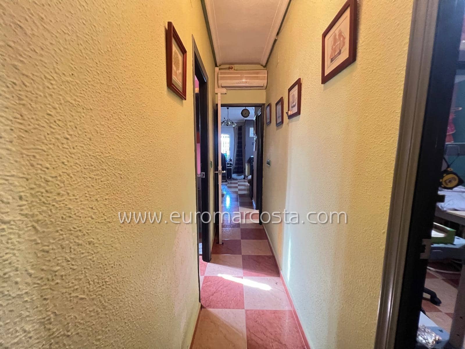 3 quarto Moradia em Banda para venda em Torrevieja com garagem - 175 000 € (Ref: 8993400)