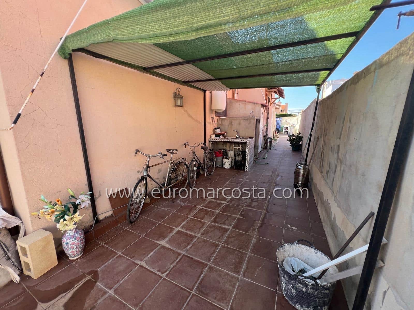 3 quarto Moradia em Banda para venda em Torrevieja com garagem - 175 000 € (Ref: 8993400)