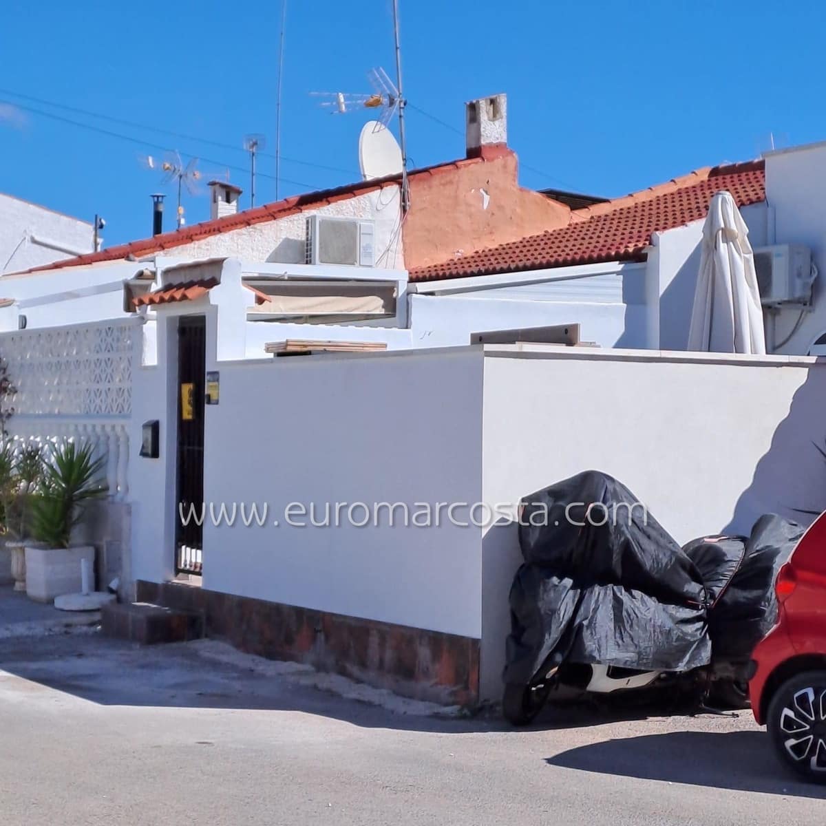 2 bedroom Bungalow for sale in Torrevieja with pool - € 135,000 (Ref: 9018679)