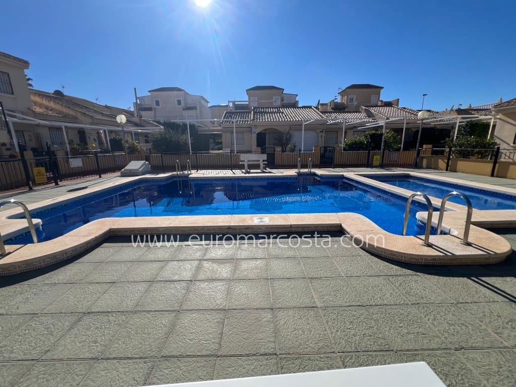 3 Zimmer Reihenhaus zu verkaufen in Guardamar del Segura mit Pool Garage - 223.490 € (Ref: 9057087)