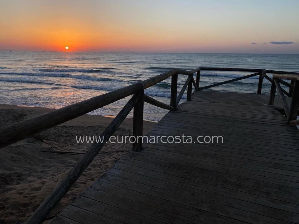 Apartamento de 2 habitaciones en Guardamar del Segura en venta con piscina garaje - 266.000 € (Ref: 9097675)