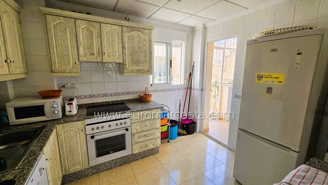 3 makuuhuone Huvila myytävänä paikassa Guardamar del Segura mukana uima-altaan 
autotalli - 220 000 € (Ref: 9111464)