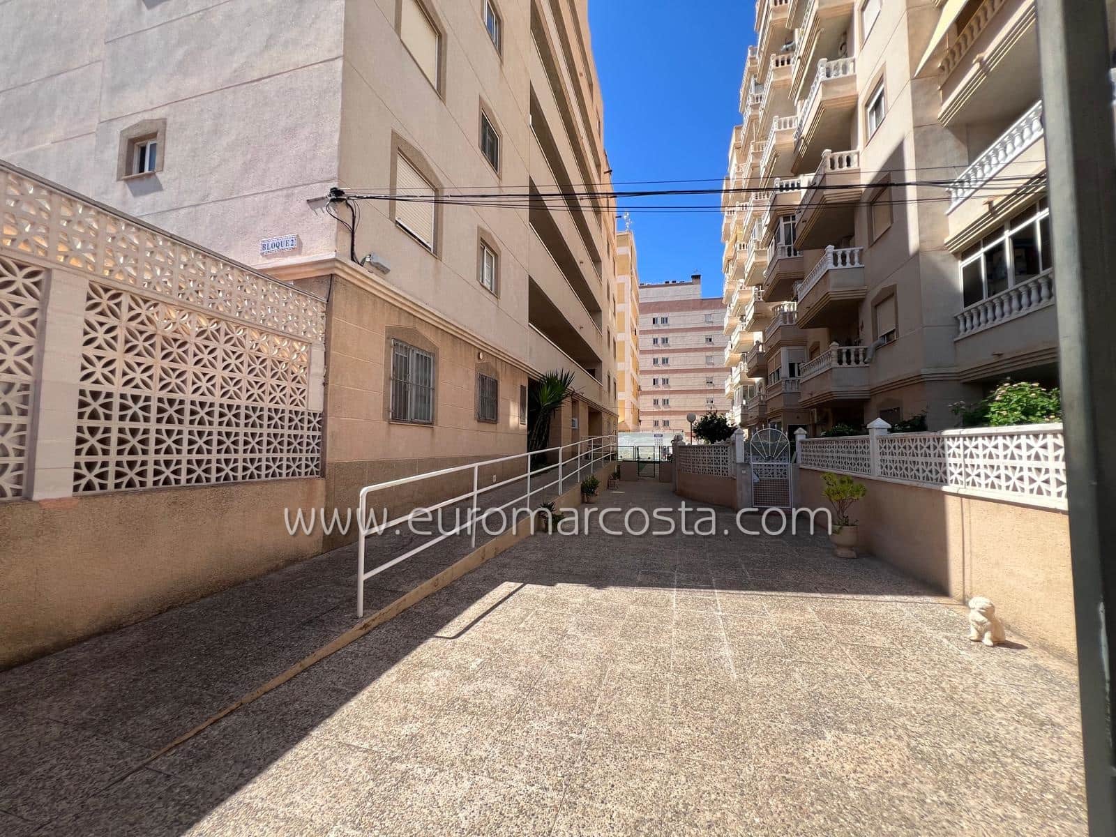 2 Zimmer Apartment zu verkaufen in Torrevieja mit Pool Garage - 135.000 € (Ref: 9153458)