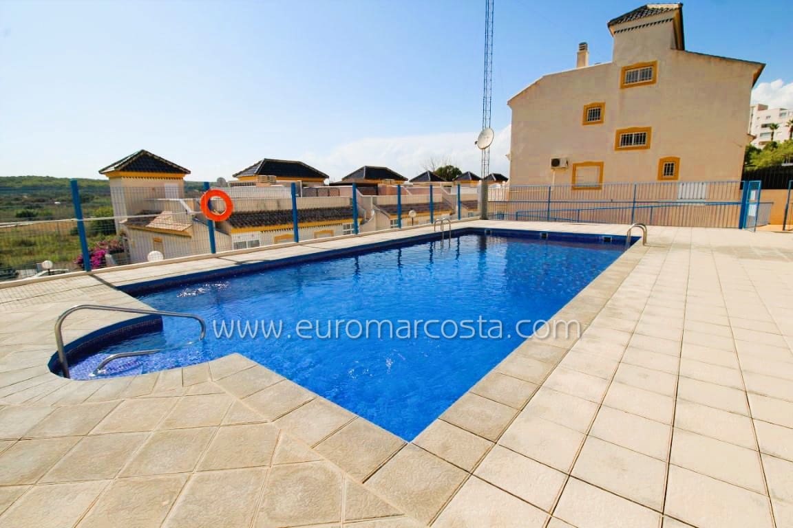 2 soveværelse Rækkehus til salg i Guardamar del Segura med swimmingpool garage - € 170.000 (Ref: 9309029)