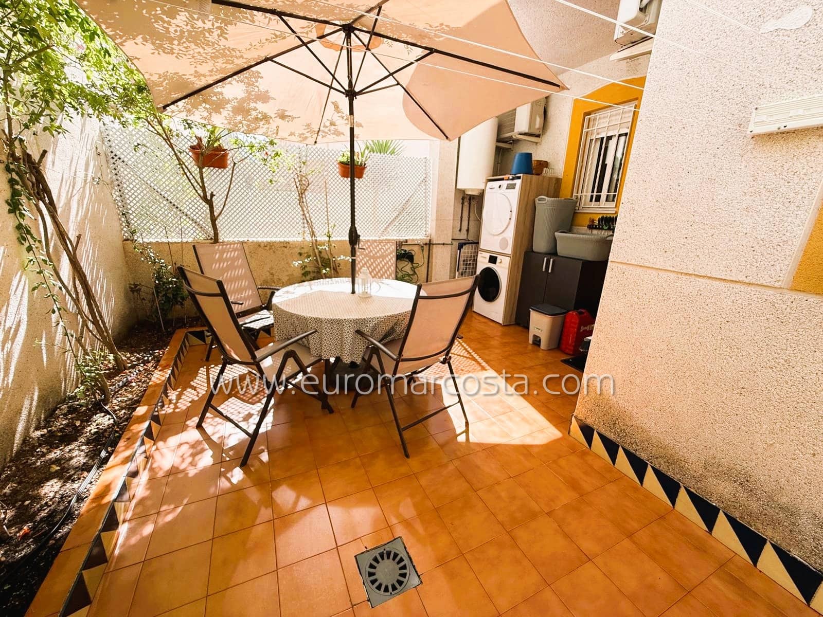 2 soveværelse Rækkehus til salg i Guardamar del Segura med swimmingpool garage - € 170.000 (Ref: 9309029)