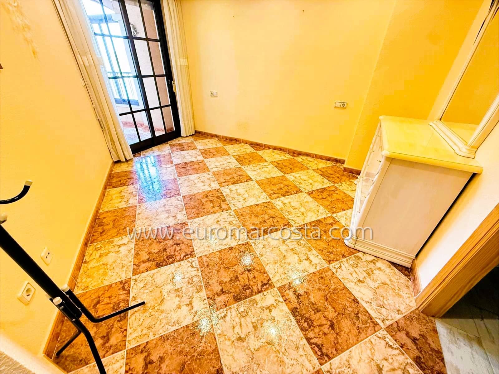 4 soveværelse Lejlighed til salg i Guardamar del Segura med swimmingpool garage - € 250.000 (Ref: 9331295)