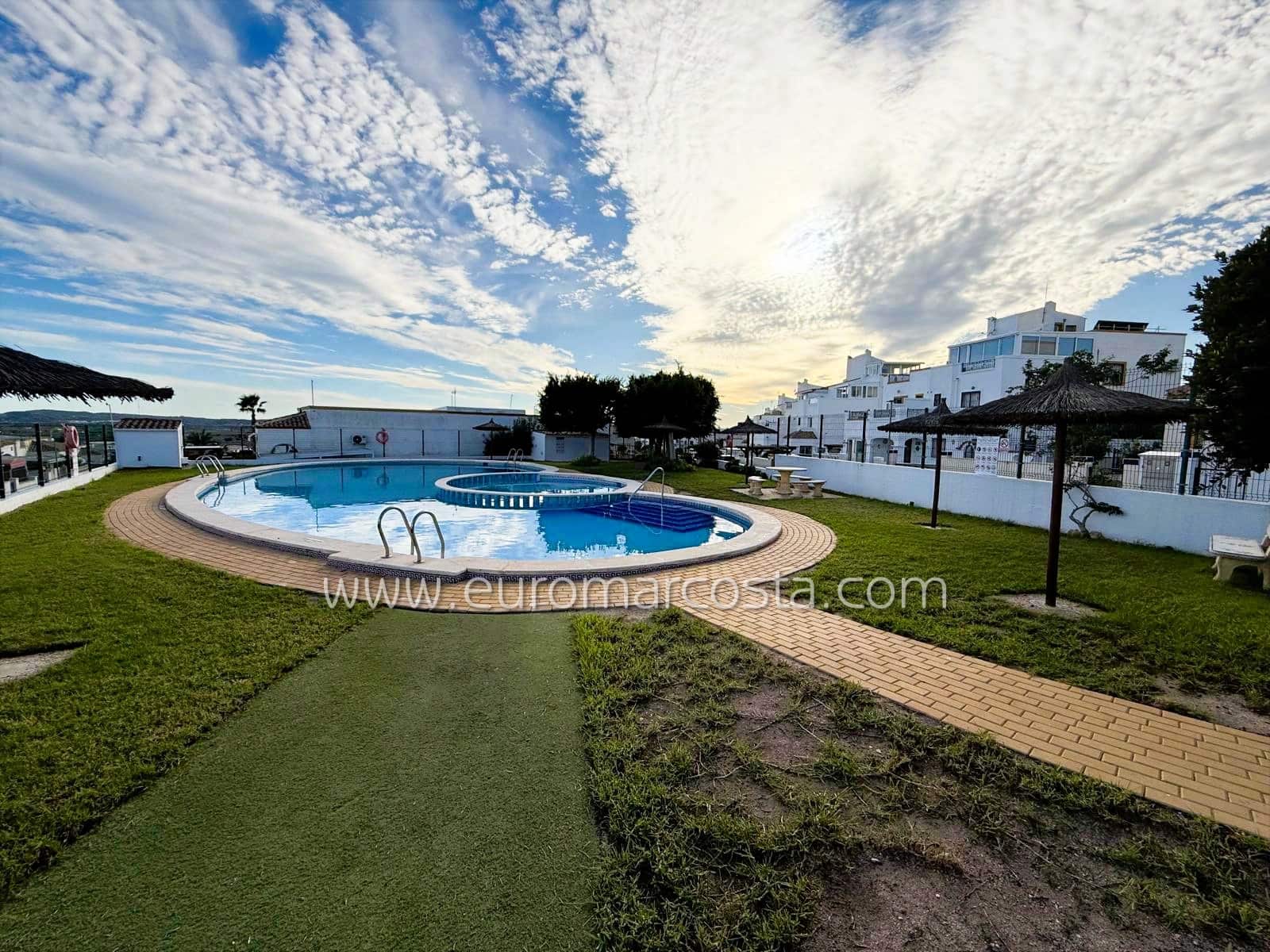 4 slaapkamer Rijtjeshuis te koop in San Fulgencio met zwembad - € 230.000 (Ref: 9388464)