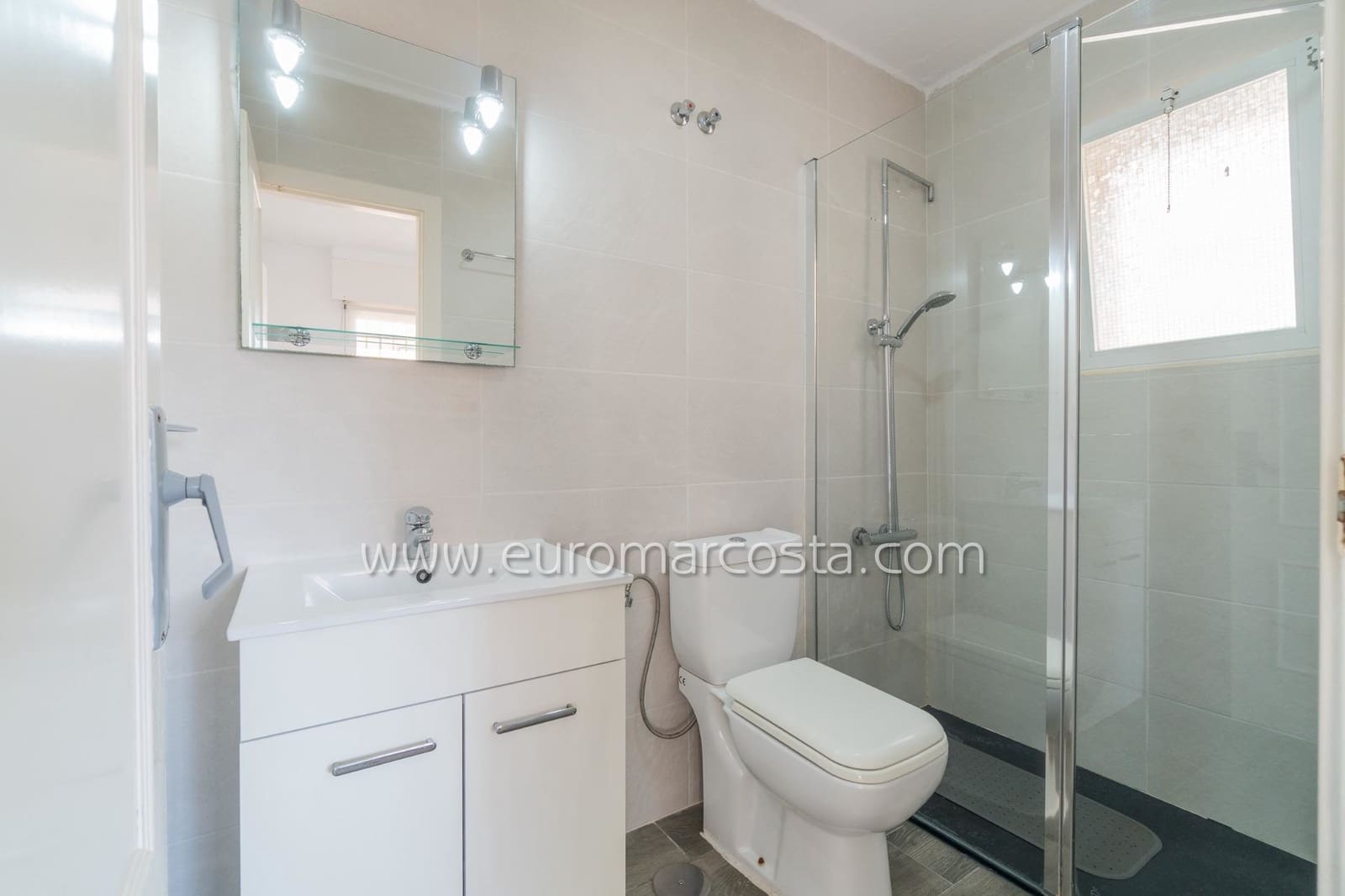 1 makuuhuone Bungalow myytävänä paikassa Torrevieja mukana uima-altaan - 109 000 € (Ref: 9400259)