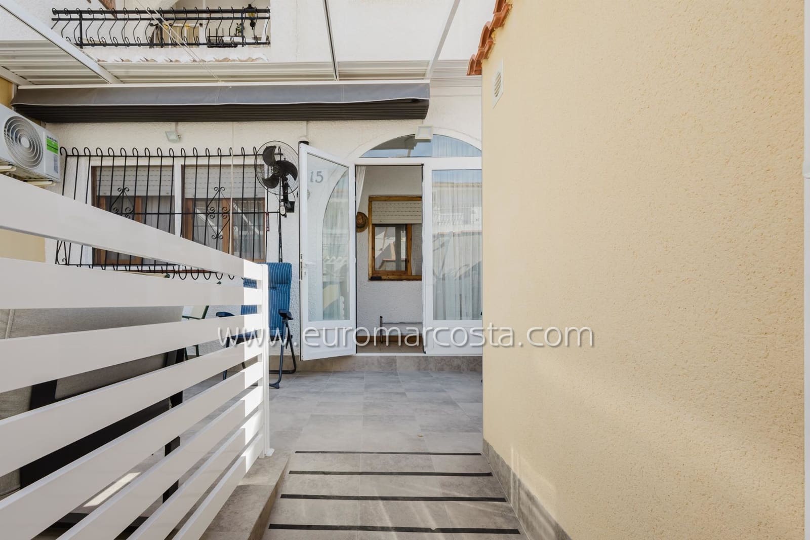 3 quarto Bungalow para venda em Torrevieja com piscina - 185 000 € (Ref: 9404629)