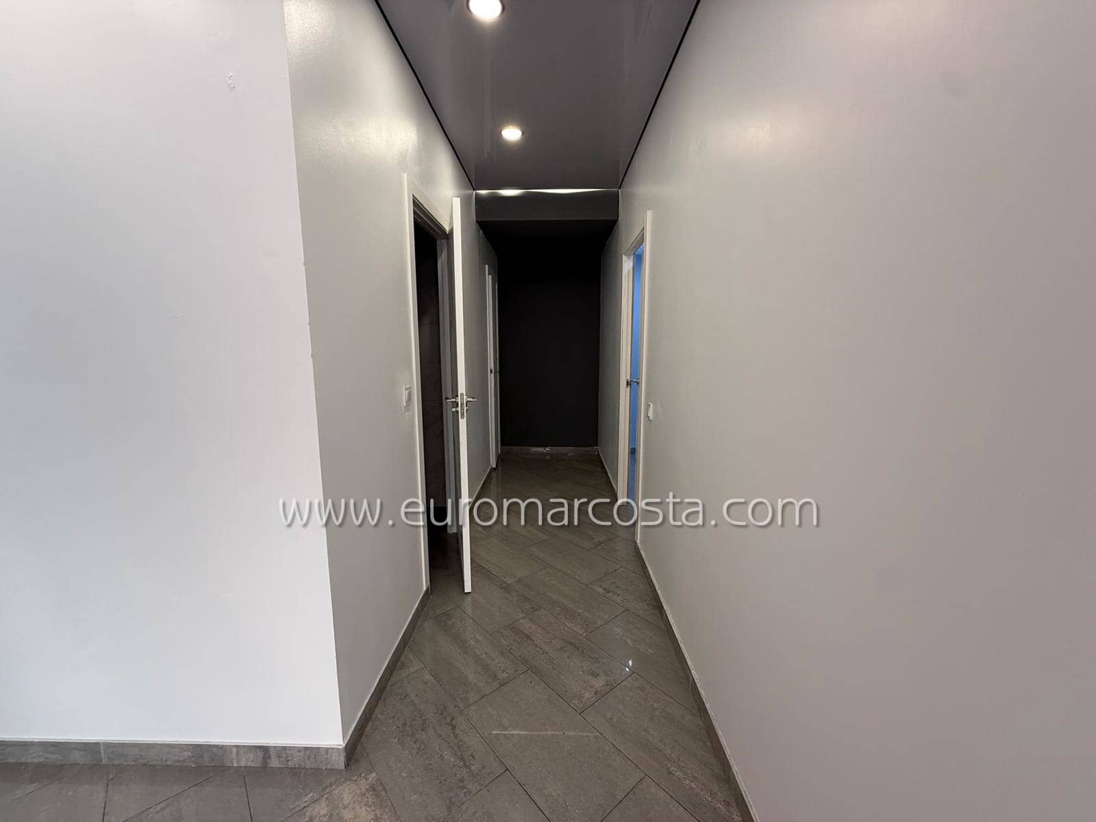 Local Comercial en Torrevieja en venta - 240.000 € (Ref: 9412657)