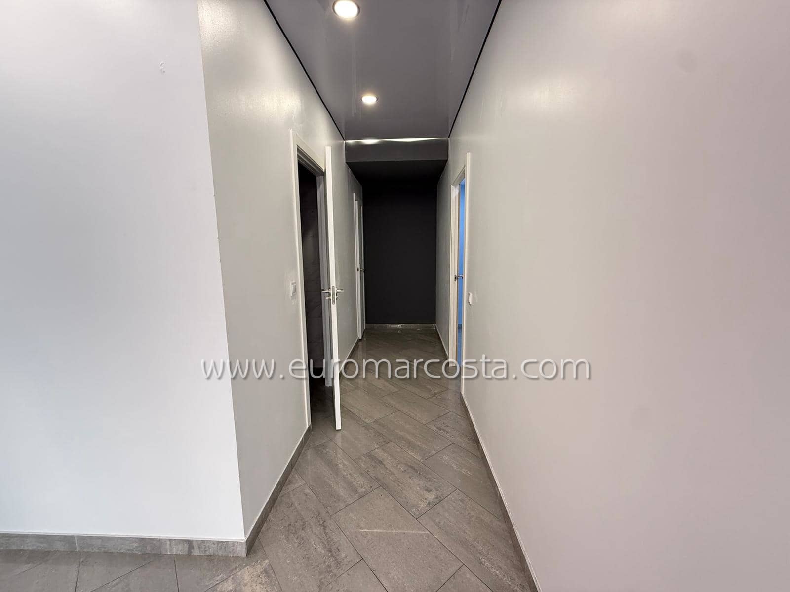 Local Comercial en Torrevieja en venta - 240.000 € (Ref: 9412657)