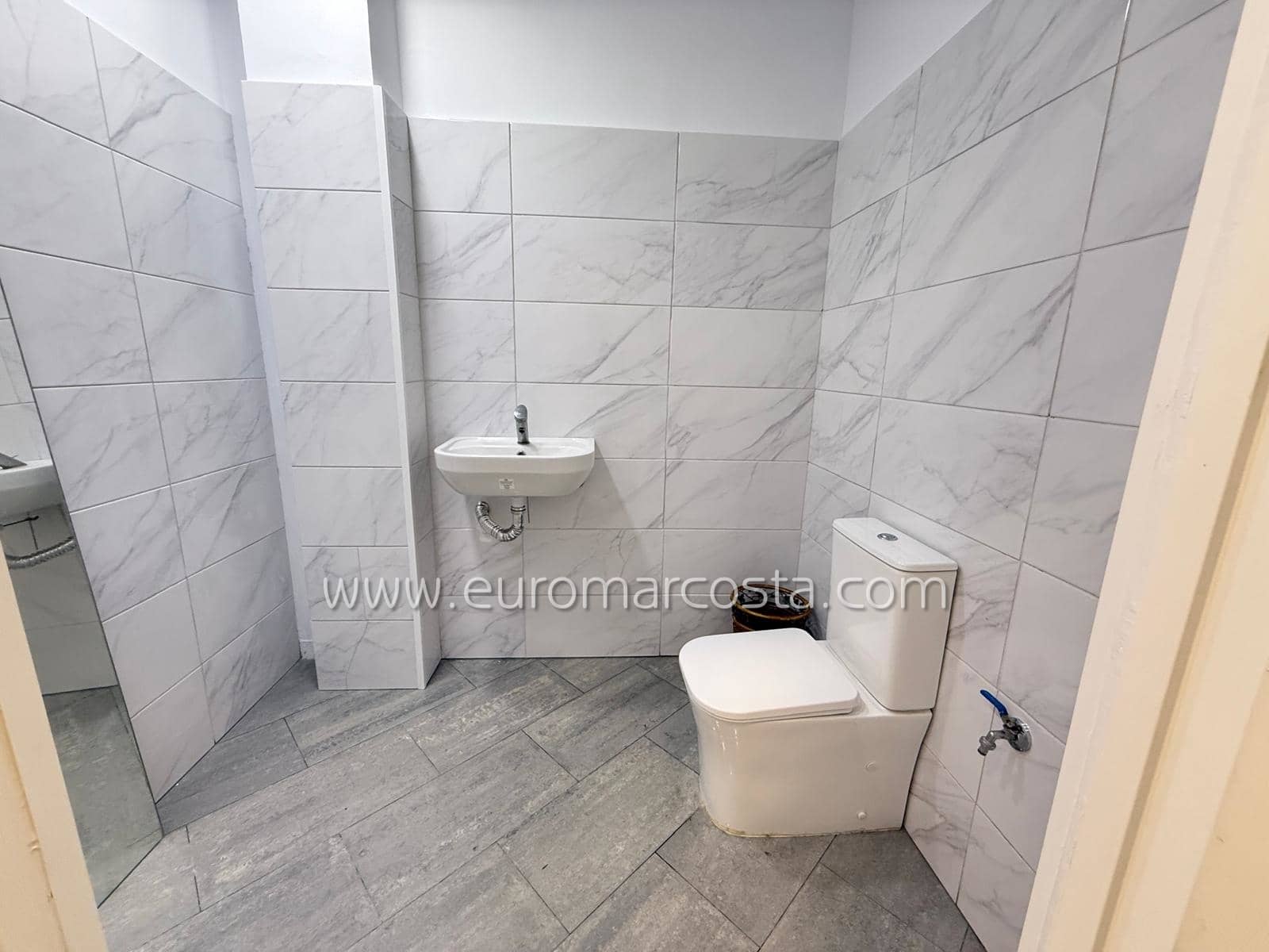 Local Comercial en Torrevieja en venta - 240.000 € (Ref: 9412657)