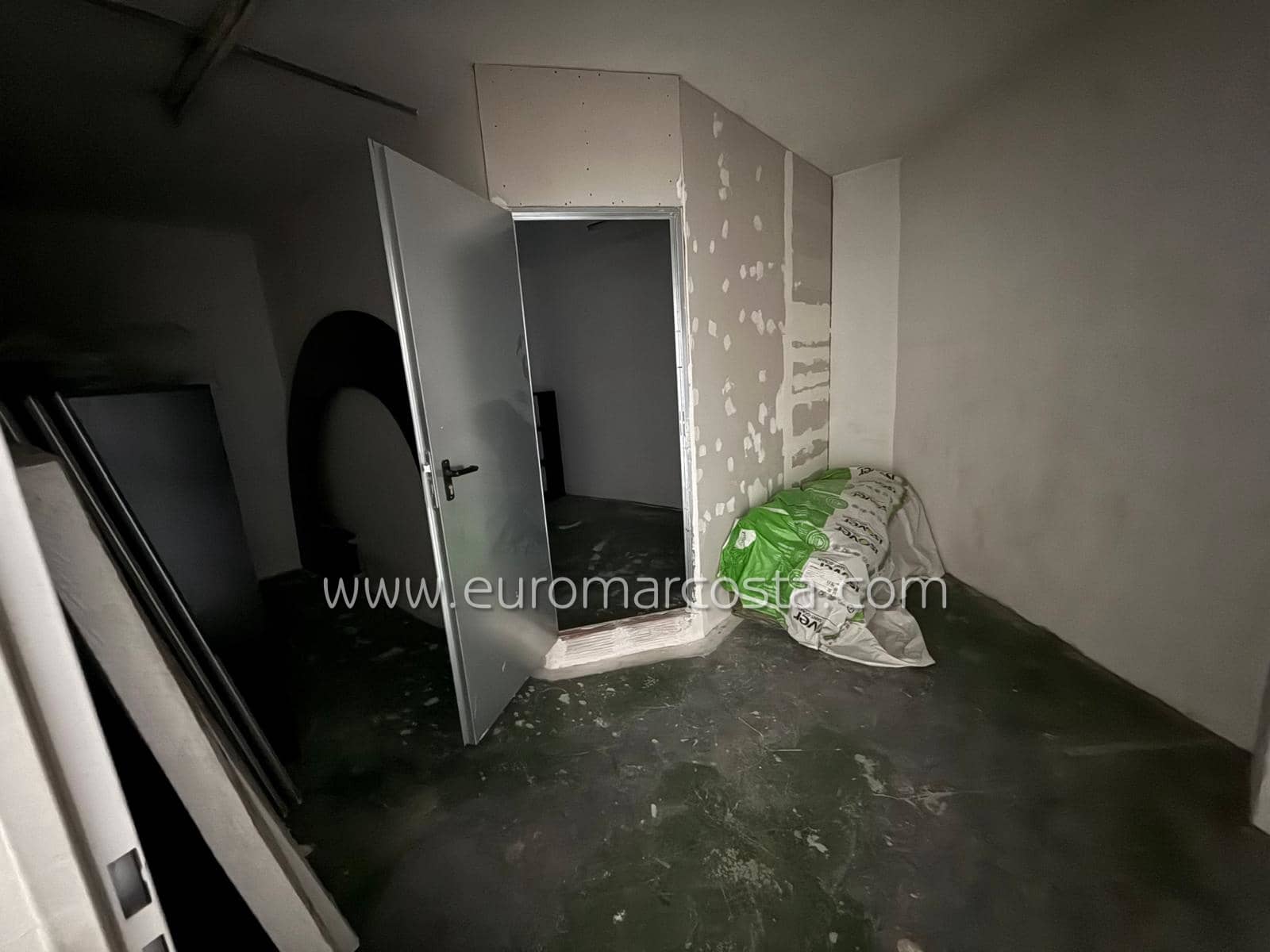 Local Comercial en Torrevieja en venta - 240.000 € (Ref: 9412657)