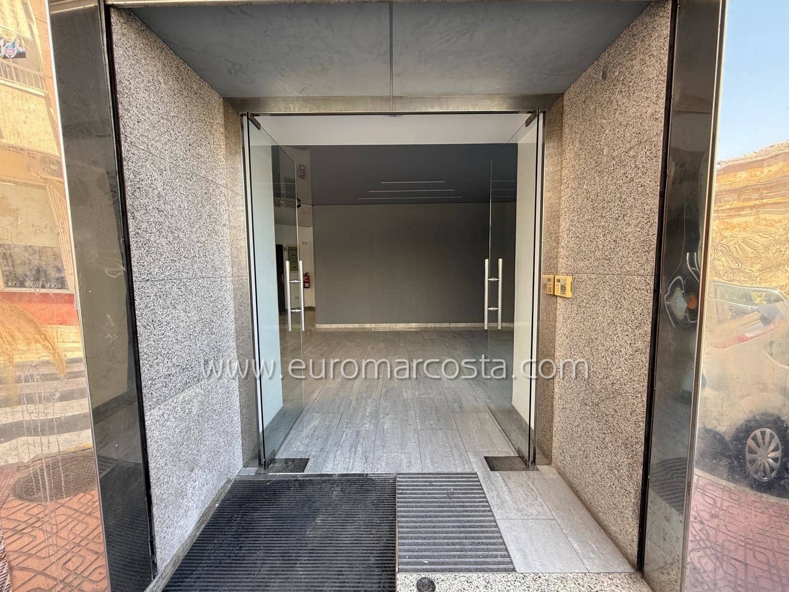 Local Comercial en Torrevieja en venta - 240.000 € (Ref: 9412657)