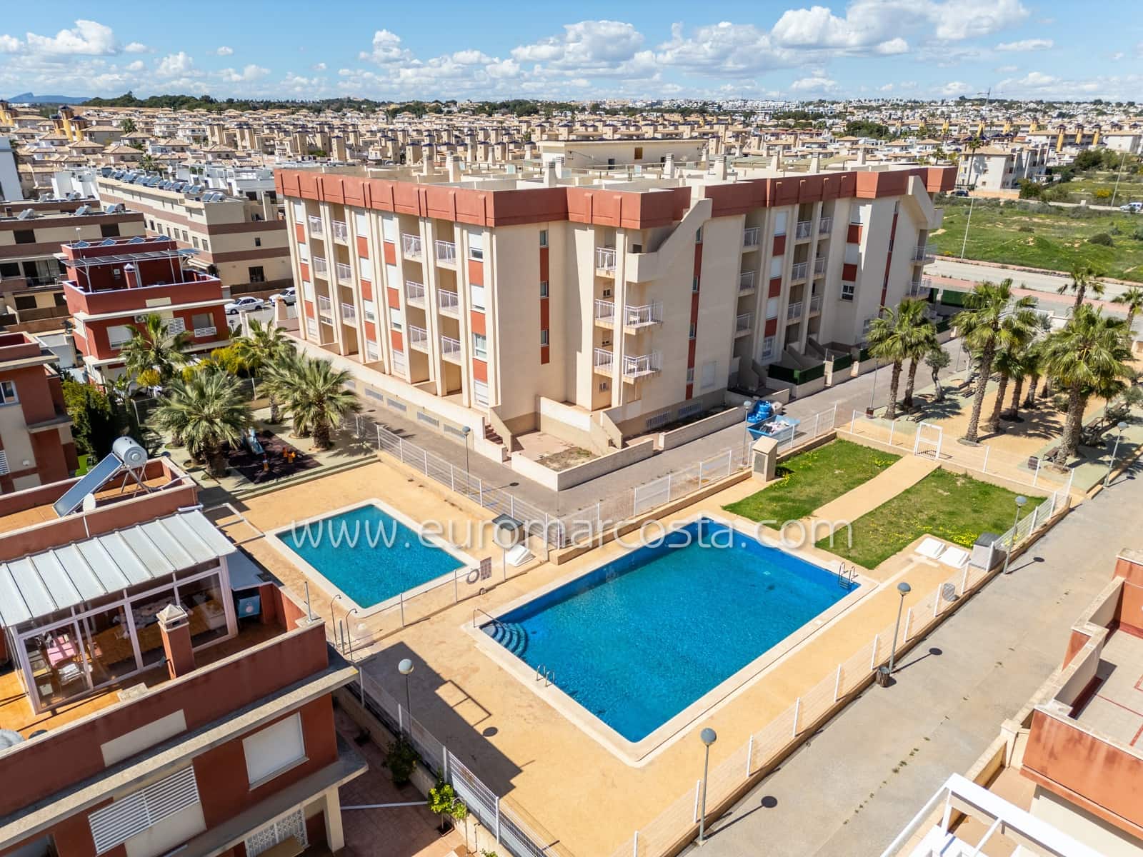 2 soveværelse Lejlighed til salg i Orihuela Costa med swimmingpool - € 172.500 (Ref: 9487941)
