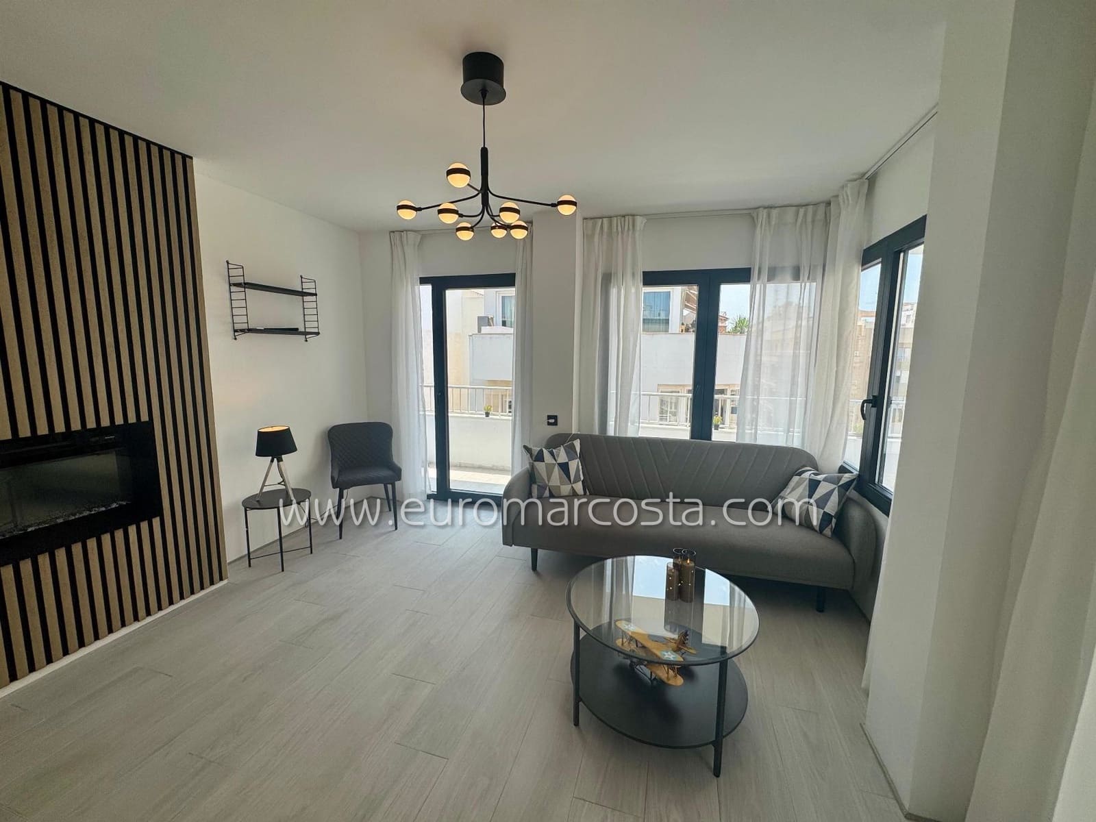 3 makuuhuone Kattohuoneisto myytävänä paikassa Torrevieja - 357 000 € (Ref: 9495256)