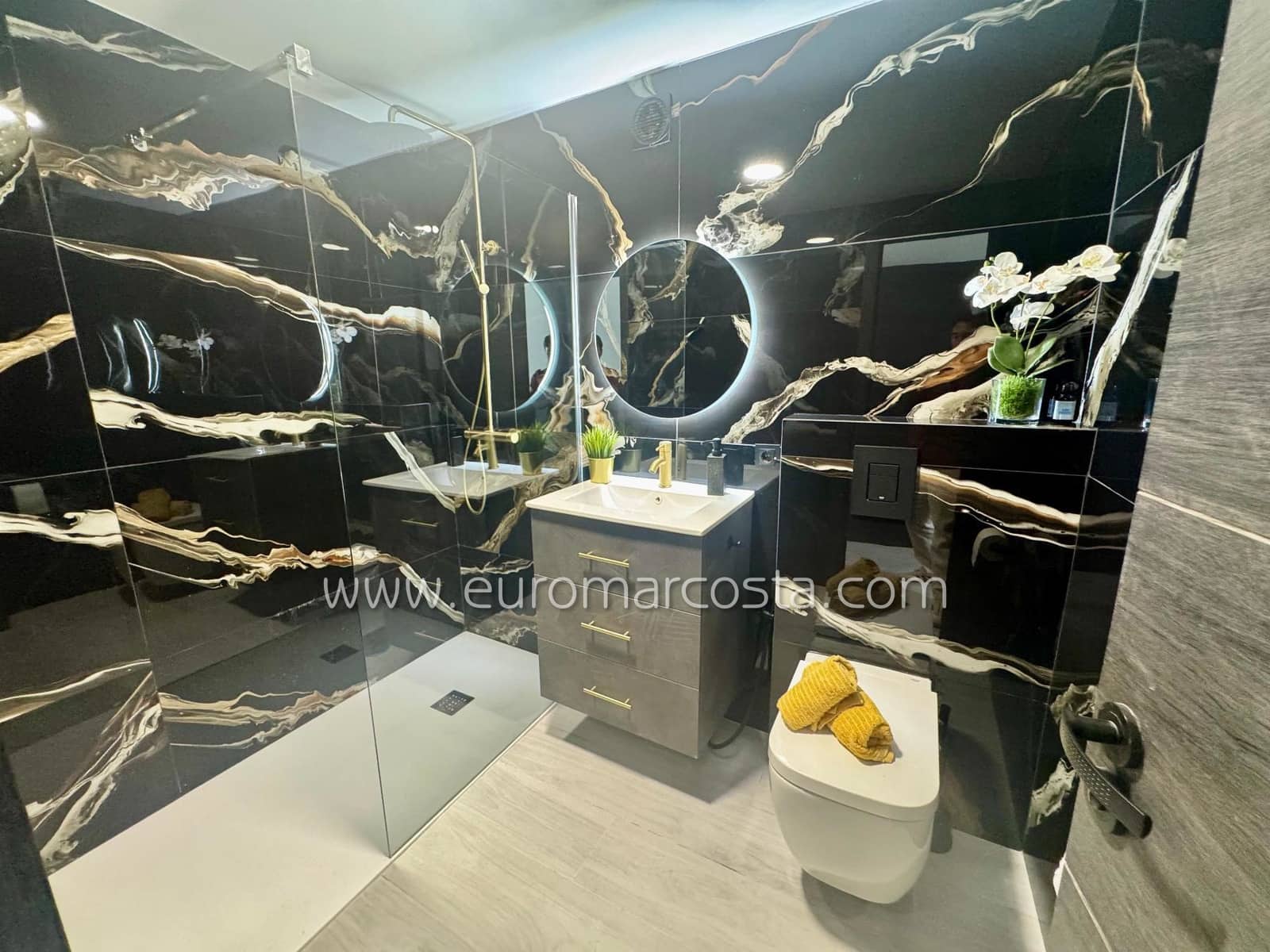 3 makuuhuone Kattohuoneisto myytävänä paikassa Torrevieja - 357 000 € (Ref: 9495256)