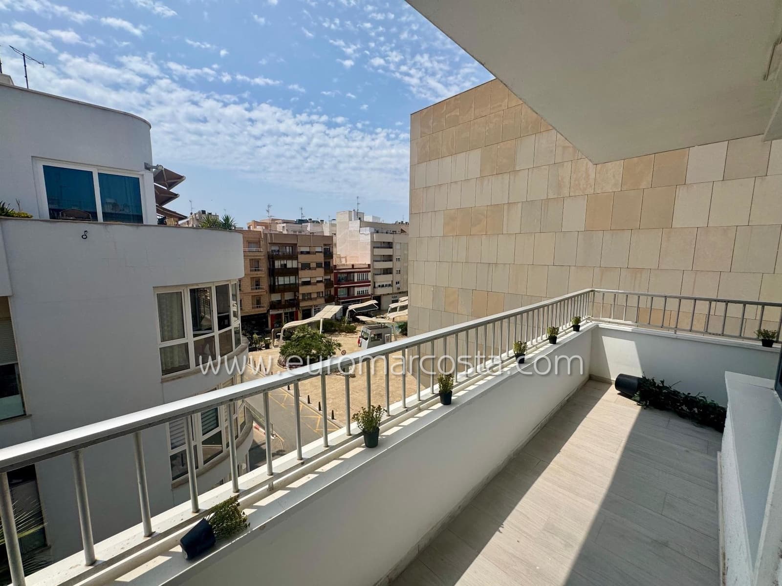 3 makuuhuone Kattohuoneisto myytävänä paikassa Torrevieja - 357 000 € (Ref: 9495256)
