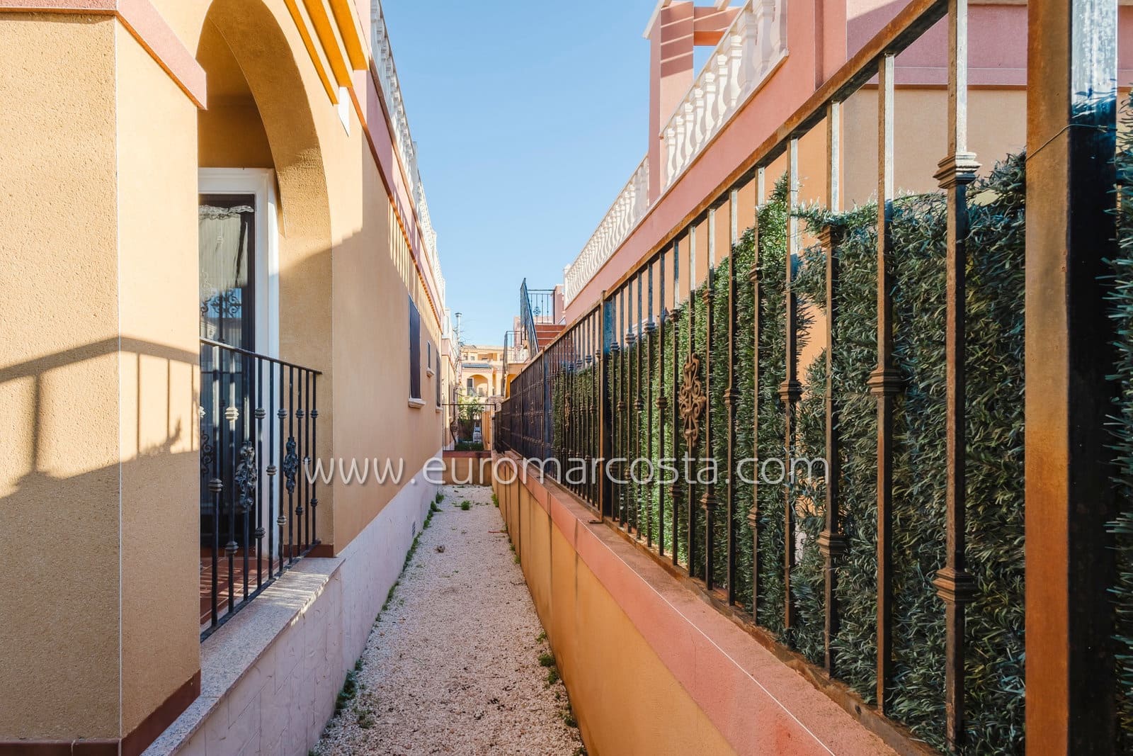 Chalet de 2 habitaciones en Torrevieja en venta con piscina - 219.990 € (Ref: 9631814)