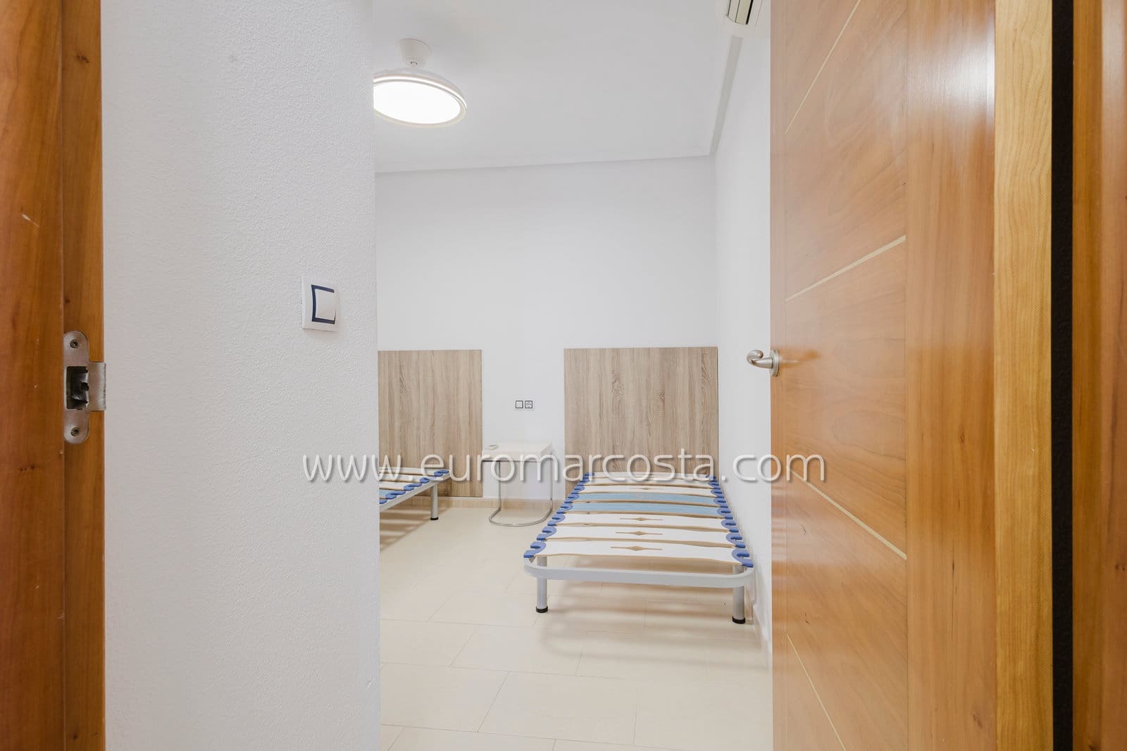 Chalet de 2 habitaciones en Torrevieja en venta con piscina - 219.990 € (Ref: 9631814)