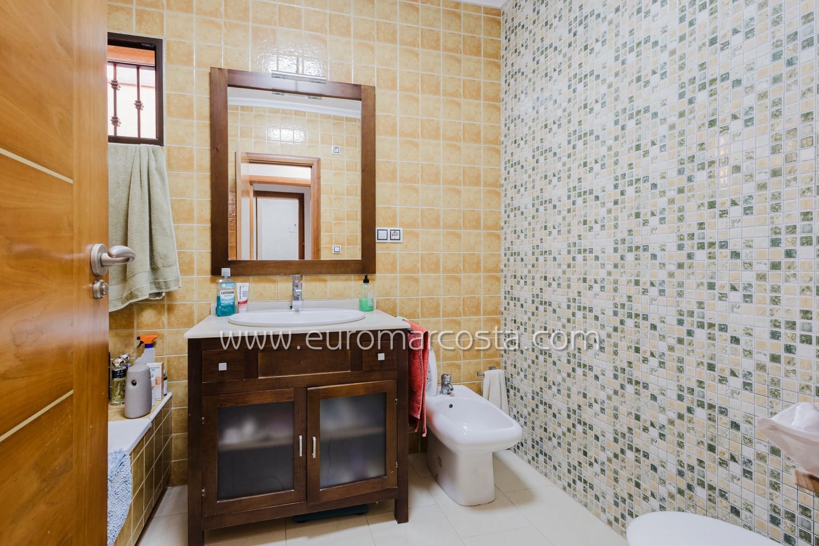 Chalet de 2 habitaciones en Torrevieja en venta con piscina - 219.990 € (Ref: 9631814)
