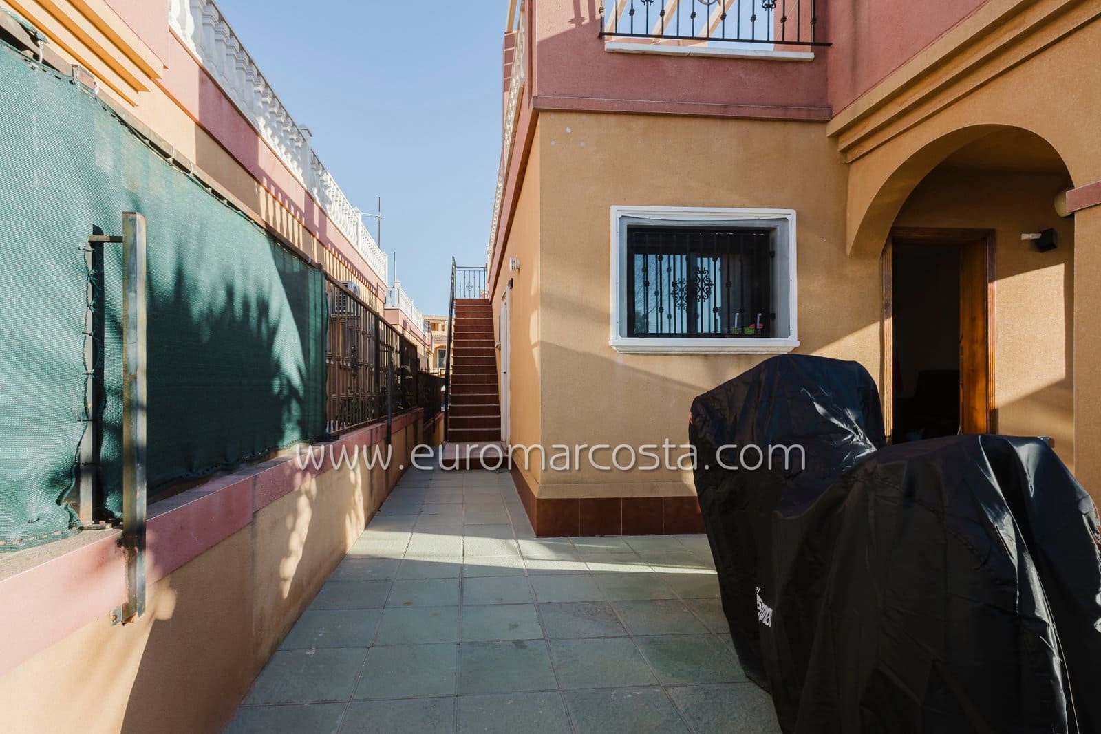 Chalet de 2 habitaciones en Torrevieja en venta con piscina - 219.990 € (Ref: 9631814)